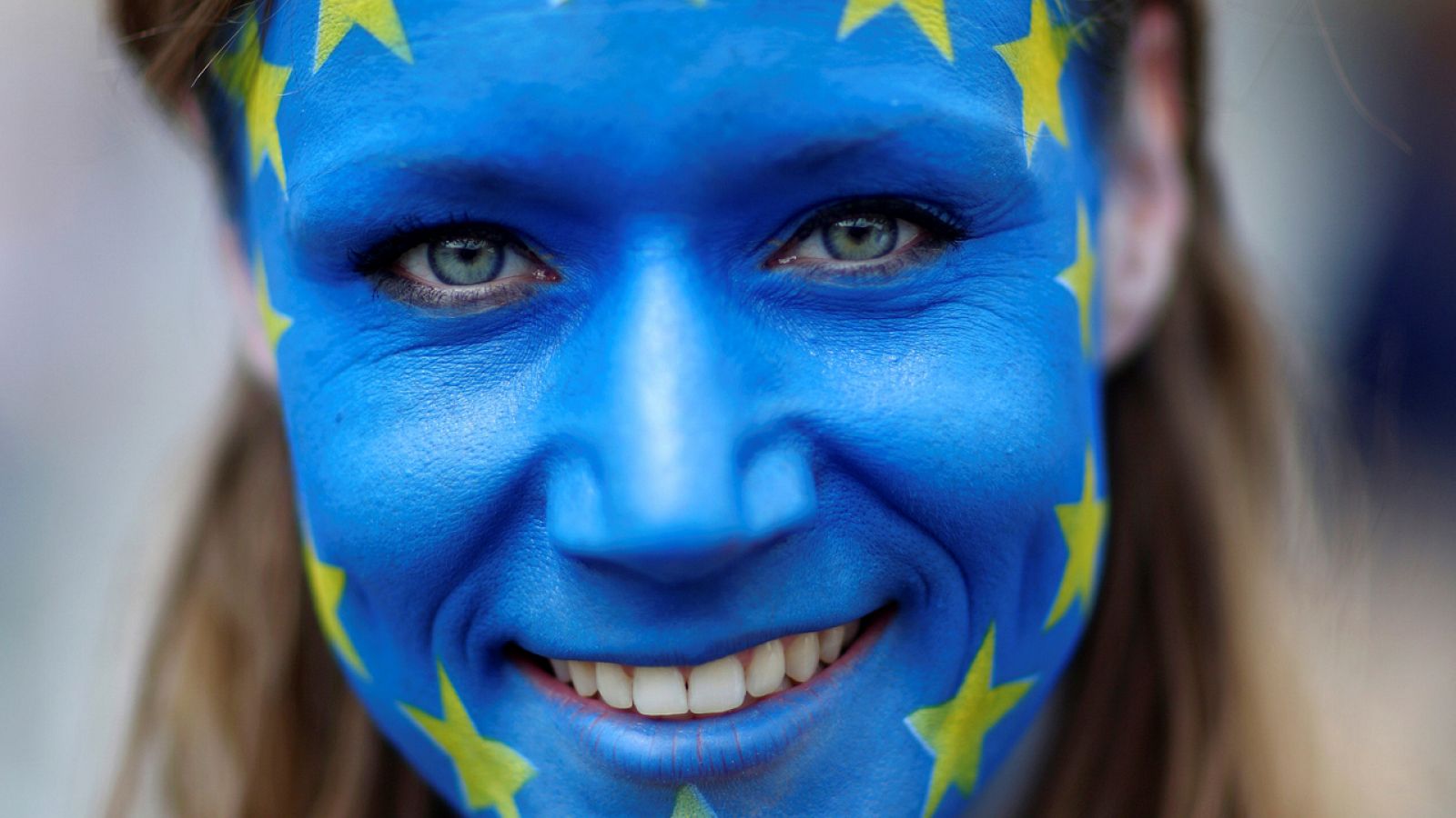 Una activista alemana proeuropea posa en Berlín maquillada con la bandera europea