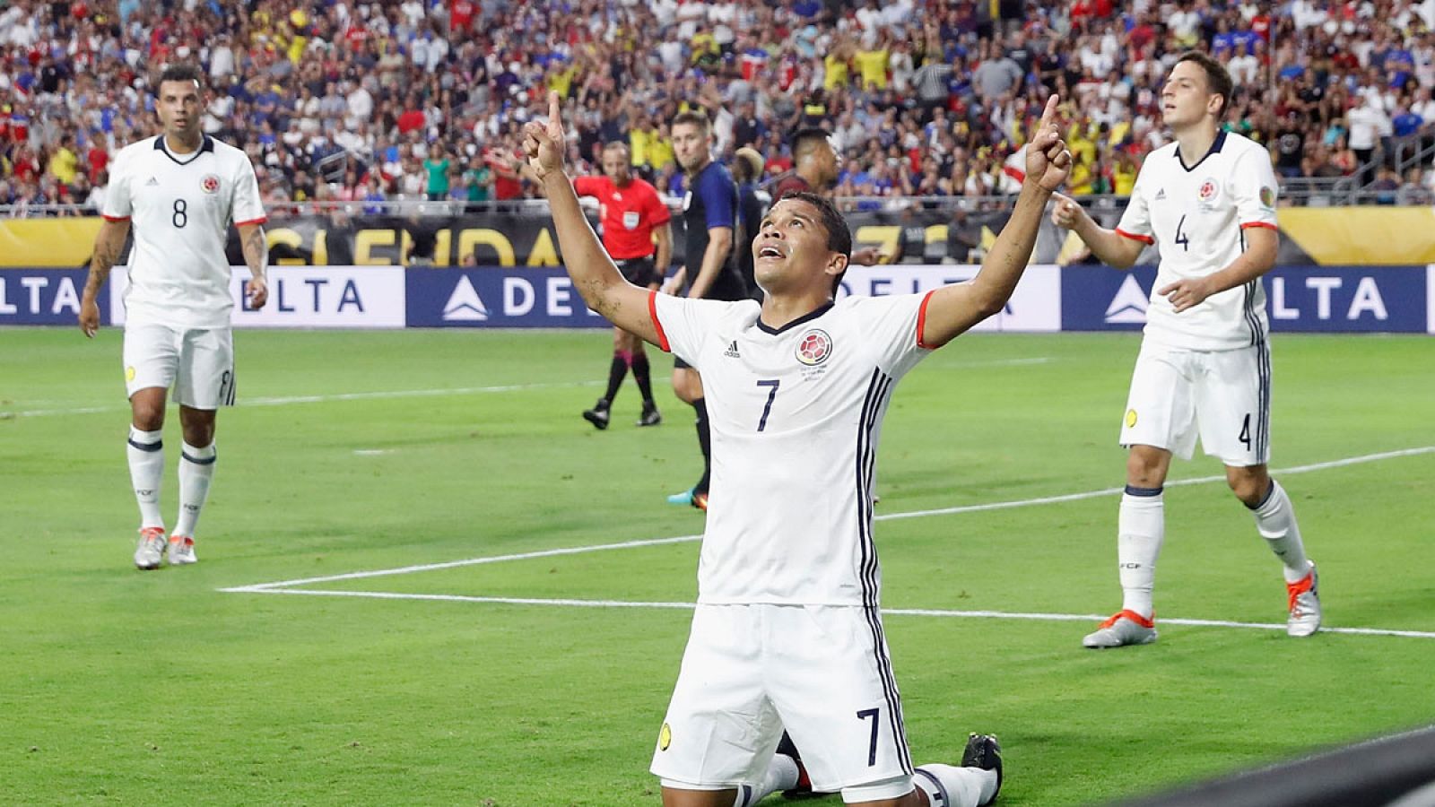 El colombiano Carlos Bacca celebra su gol a la selección de Estados Unidos.