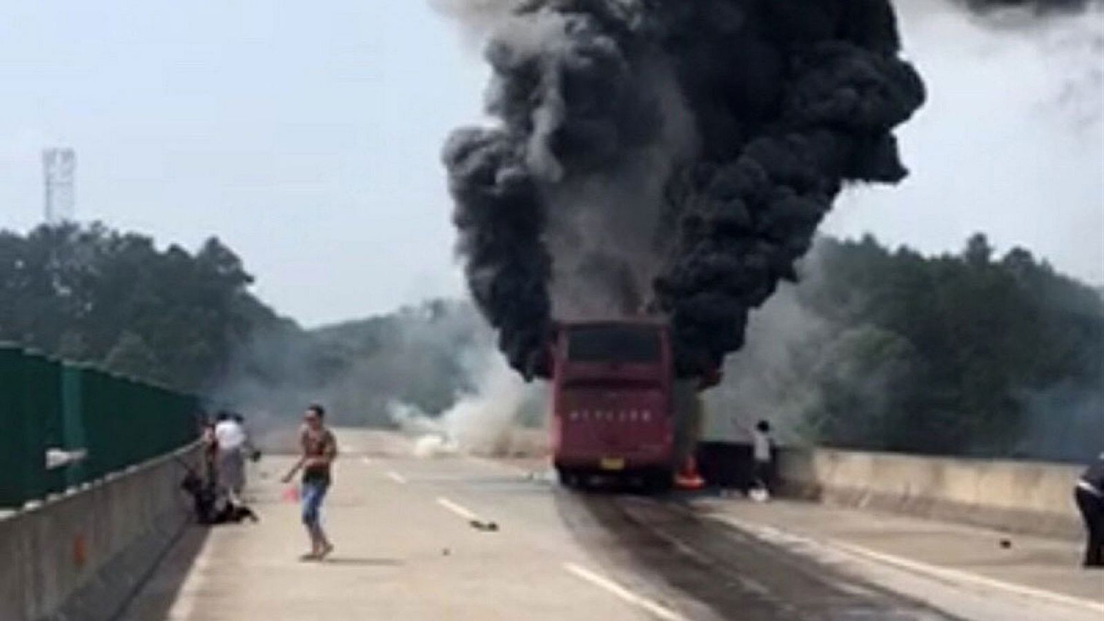 El autobús incendiado en una autopista de la provincia china de Hunan