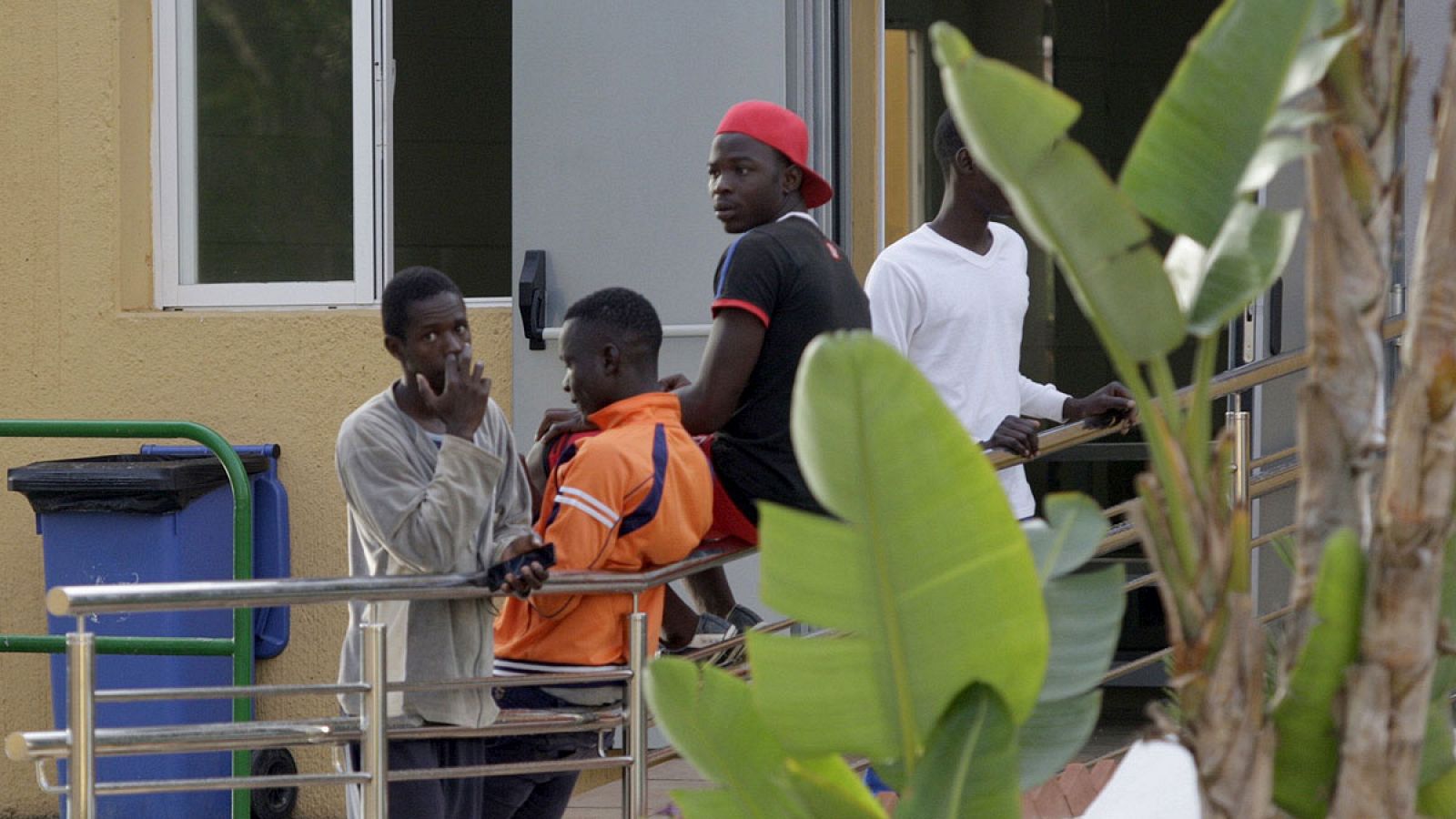 Decenas de inmigrantes llega al CETI de Melilla tras saltar la valla