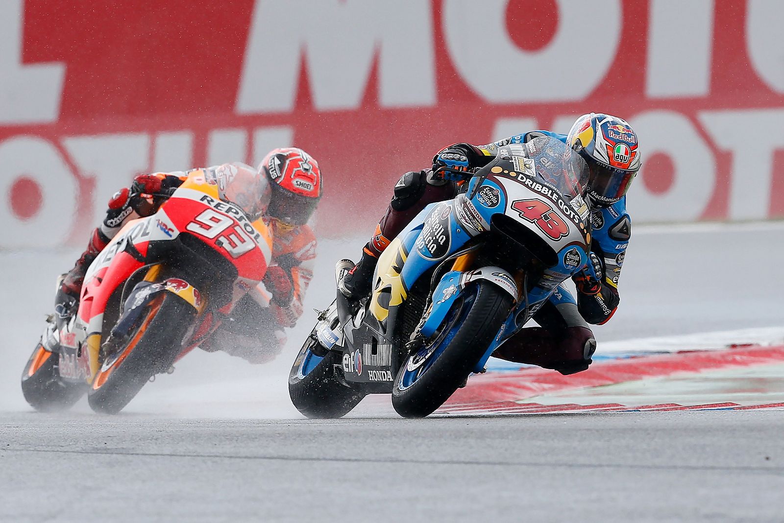 Jack Miller seguido de Marc Márquez durante la carrera de MotoGP en Assen.