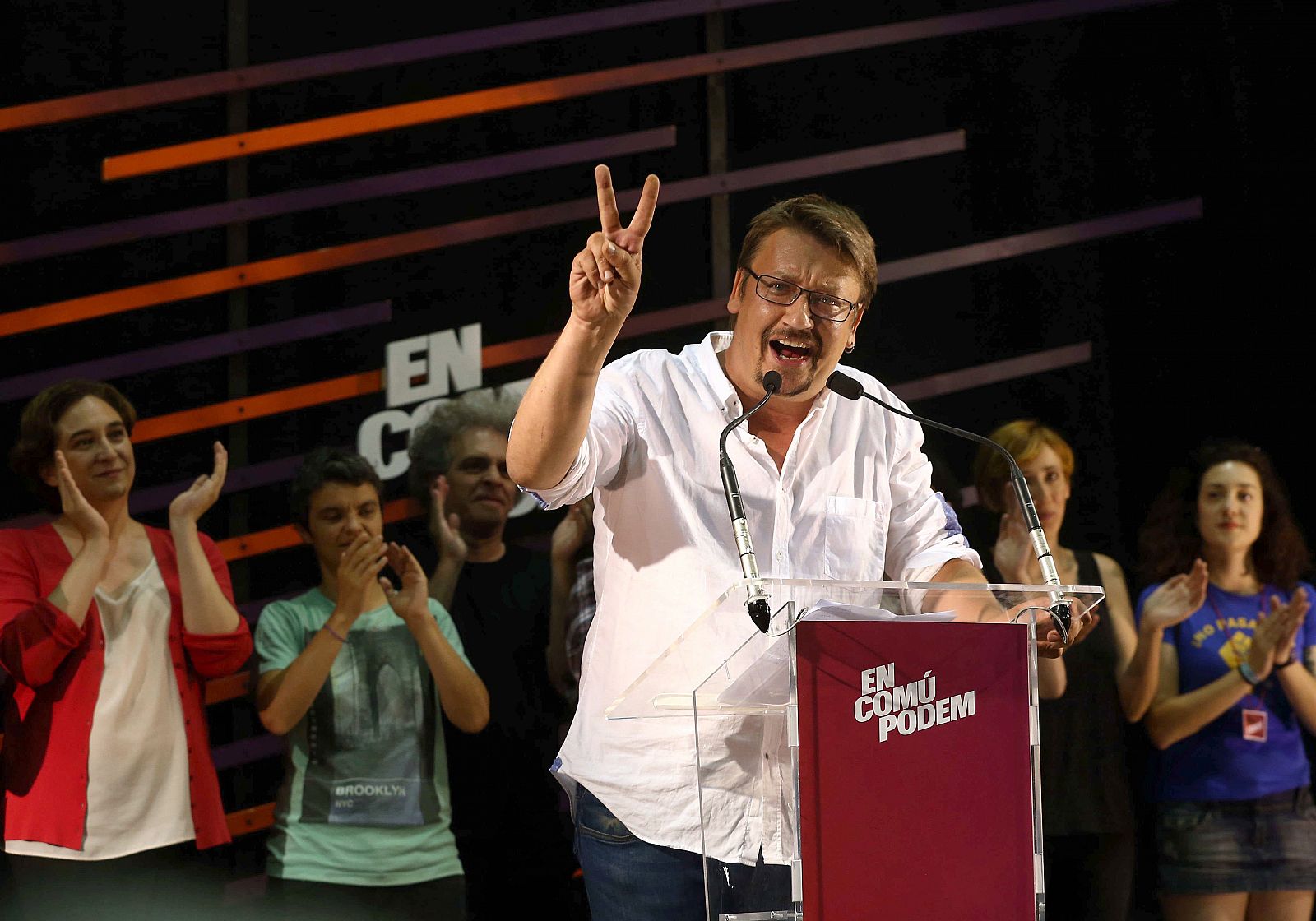 El candidato de En Comú Podem, Xavier Doménech, y los dirigentes de la formación, entre ellos la alcaldesa de Barcelona, Ada Colau, celebran su victoria en Cataluña.