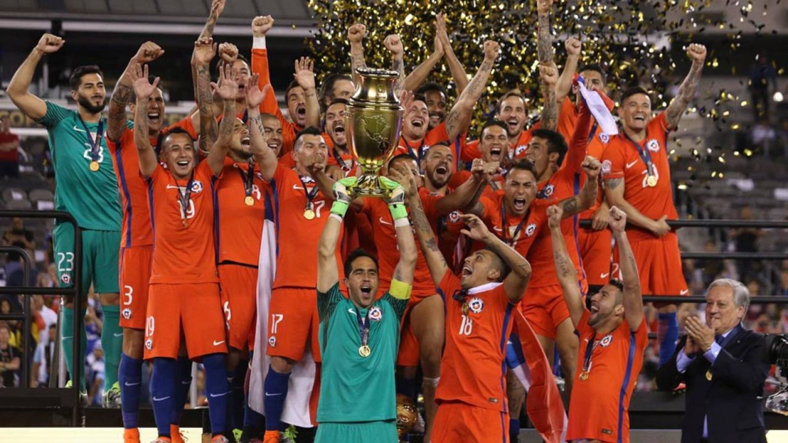 Los jugadores chilenos celebran el título de la Copa América Centenario