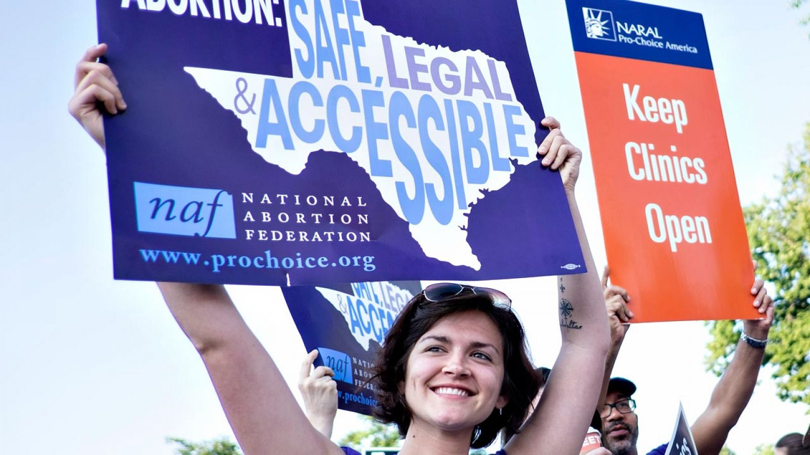 Manifestantes en favor del aborto legal y seguro en Washington, ante la sede del Tribunal Supremo