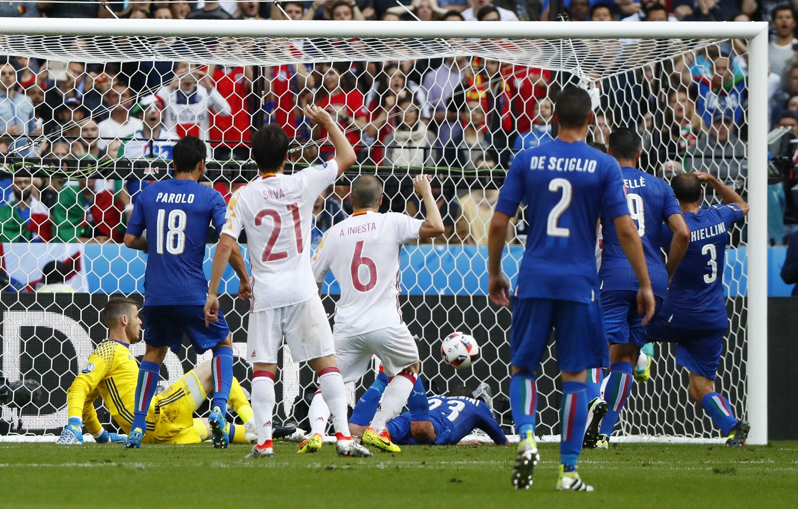 El primer gol de Italia sorprendió a una España despistada en un lanzamiento de falta.