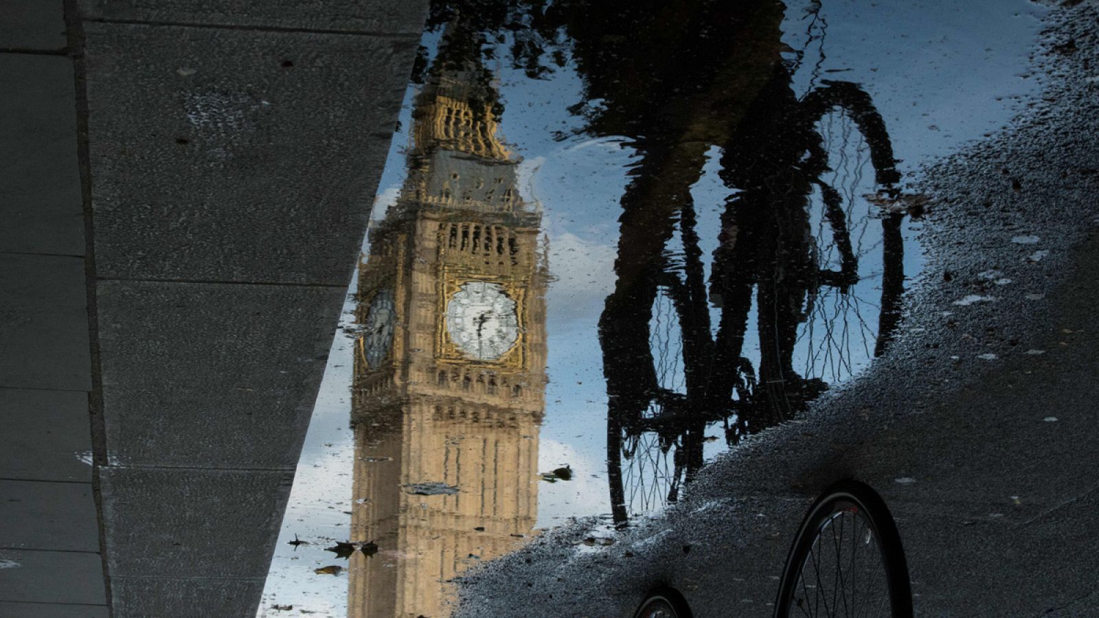 El Big Ben se refleja en un charco en Londres