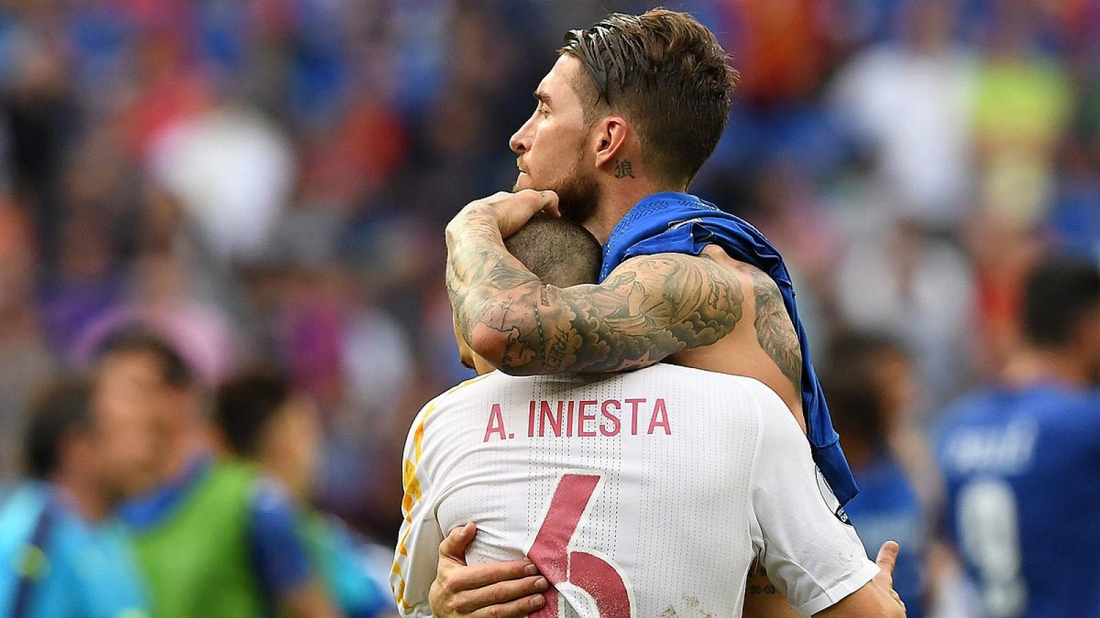 Ramos e Iniesta se consuelan tras caer en octavos de final frente a Italia