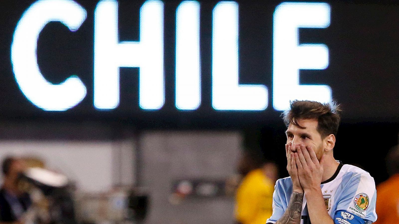 Lionel Messi reacciona durante la prórroga ante Chile durante la final de la Copa América Centenario celebrada en el estadio MetLife de East Rutherford, Nueva Jersey (Estados Unidos), 26 de junio de 2016 EFE/Jason Szenes