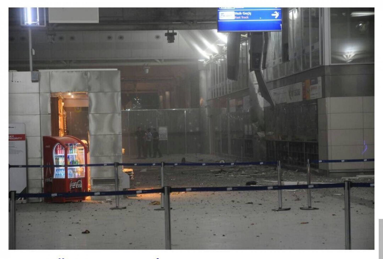 Vista de la entrada al aeropuerto de Estambul tras las explosiones.