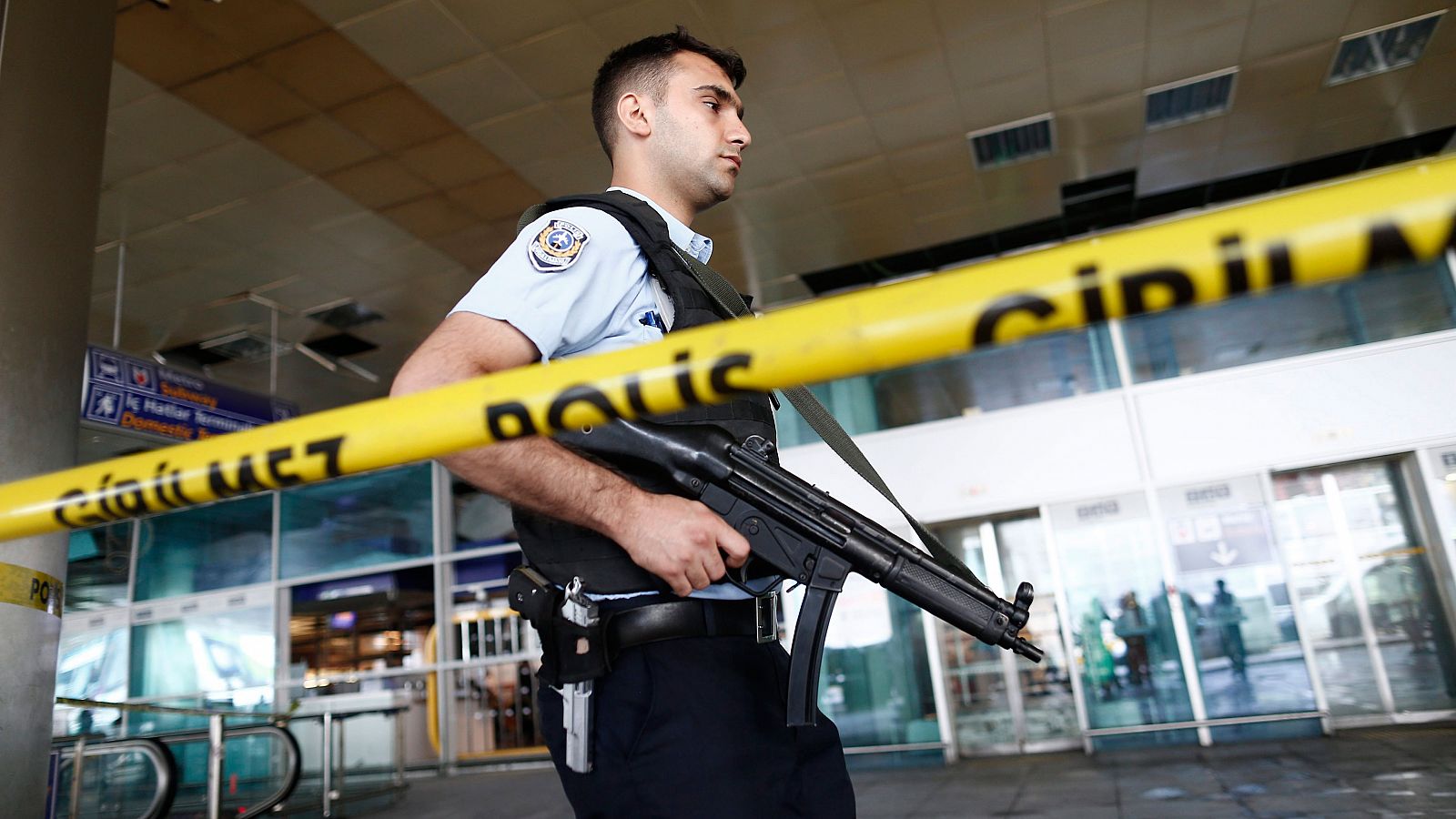 La policía acordona una zona del aeropuerto internacional de Atatürk tras el atentado en Estambul (Turquía).