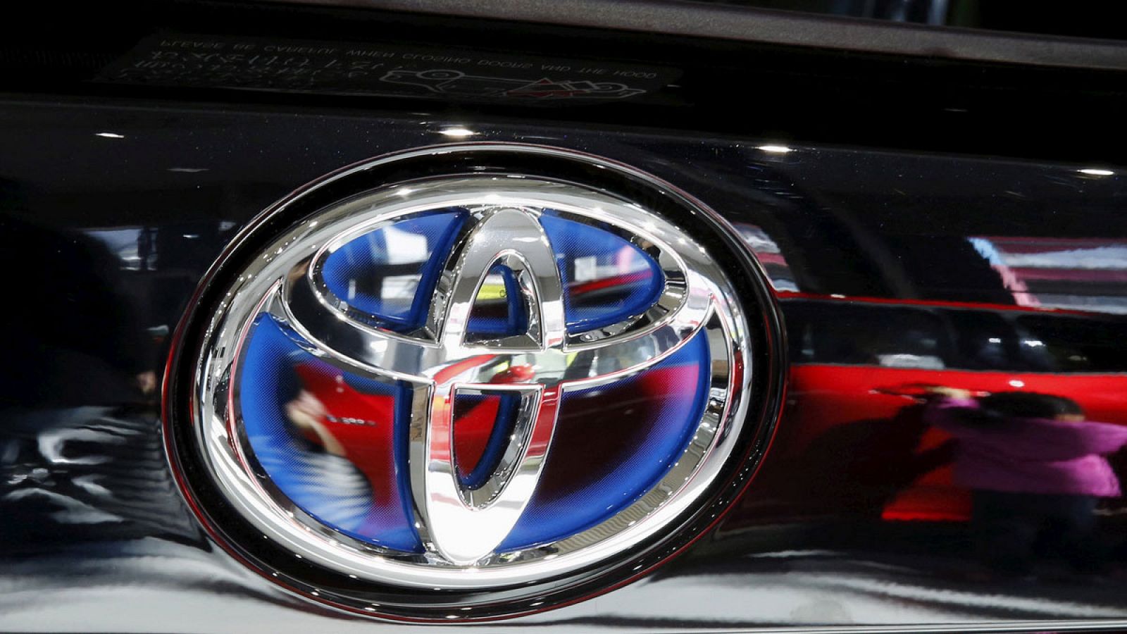 Logo de Toyota en un Prius