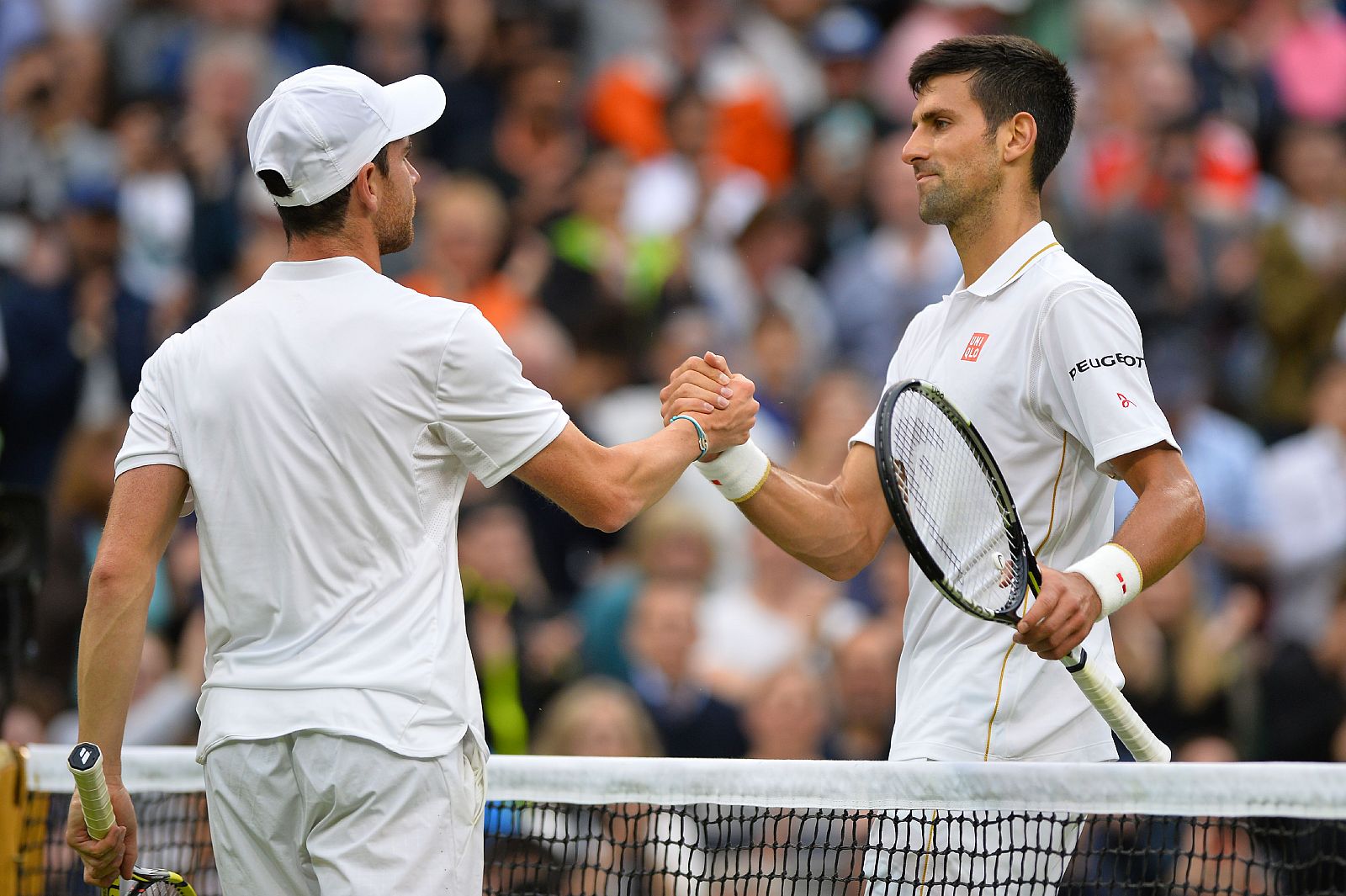 Djokovic saluda a Adrian Mannarino tras vencerle en segunda ronda de Wimbledon.