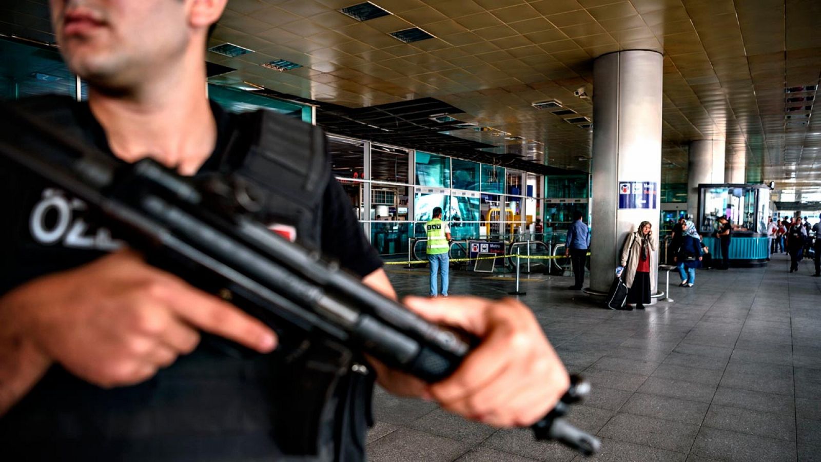 Un antidisturbios turco custodia el aeropuerto de Estambul tras el atentado suicida