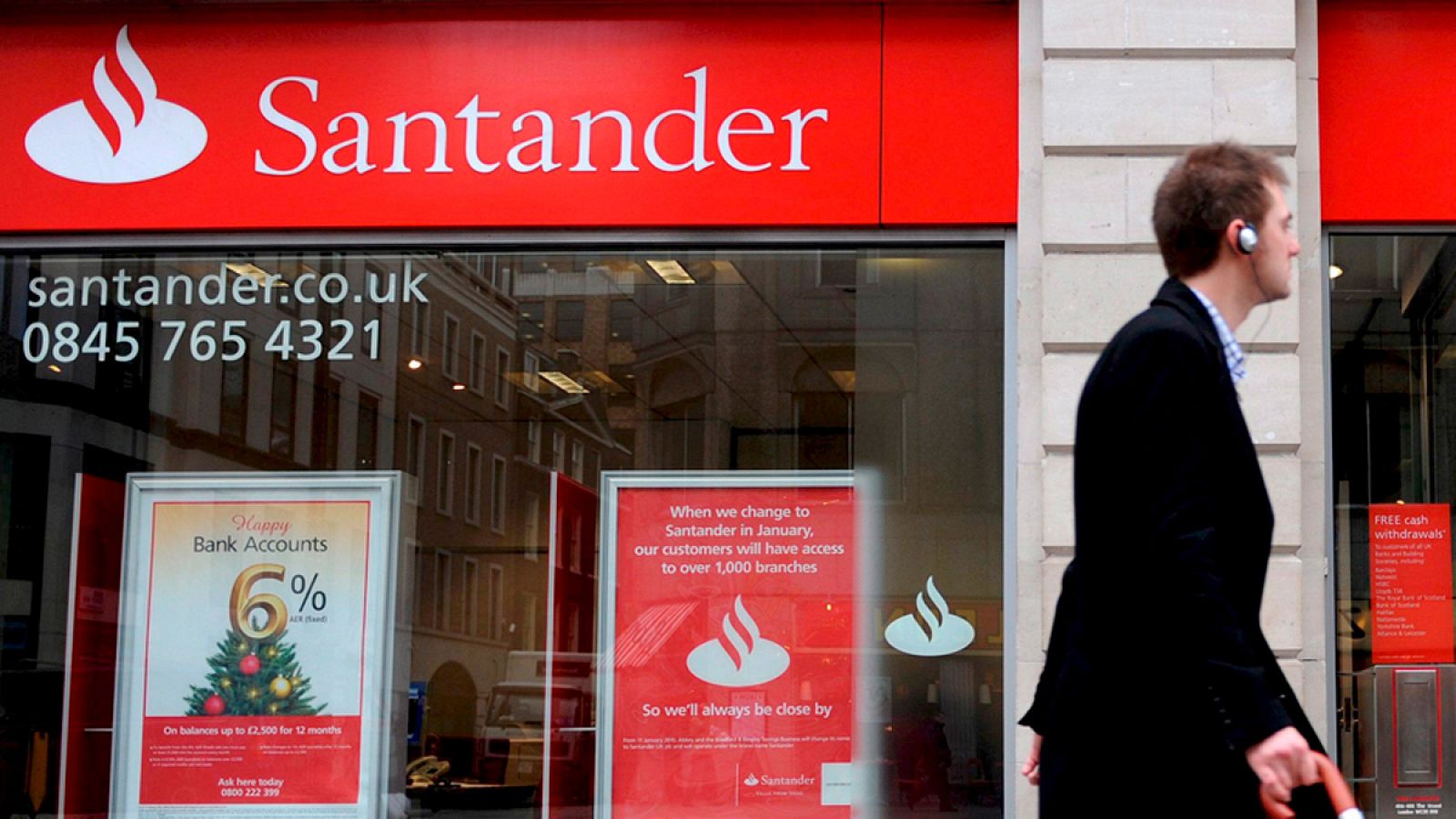 Fotografía de archivo de una sucursal del Banco Santander en Londres (Reino Unido).