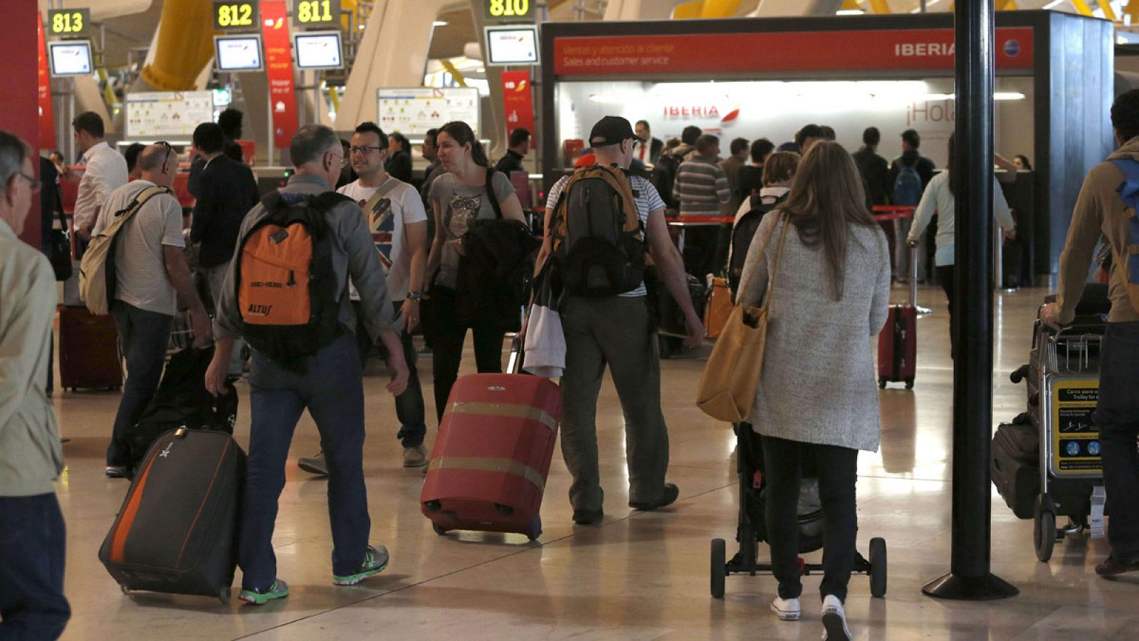 Casi 100.000 españoles dejaron el país en 2015, la mayor cifra desde que empezó la crisis