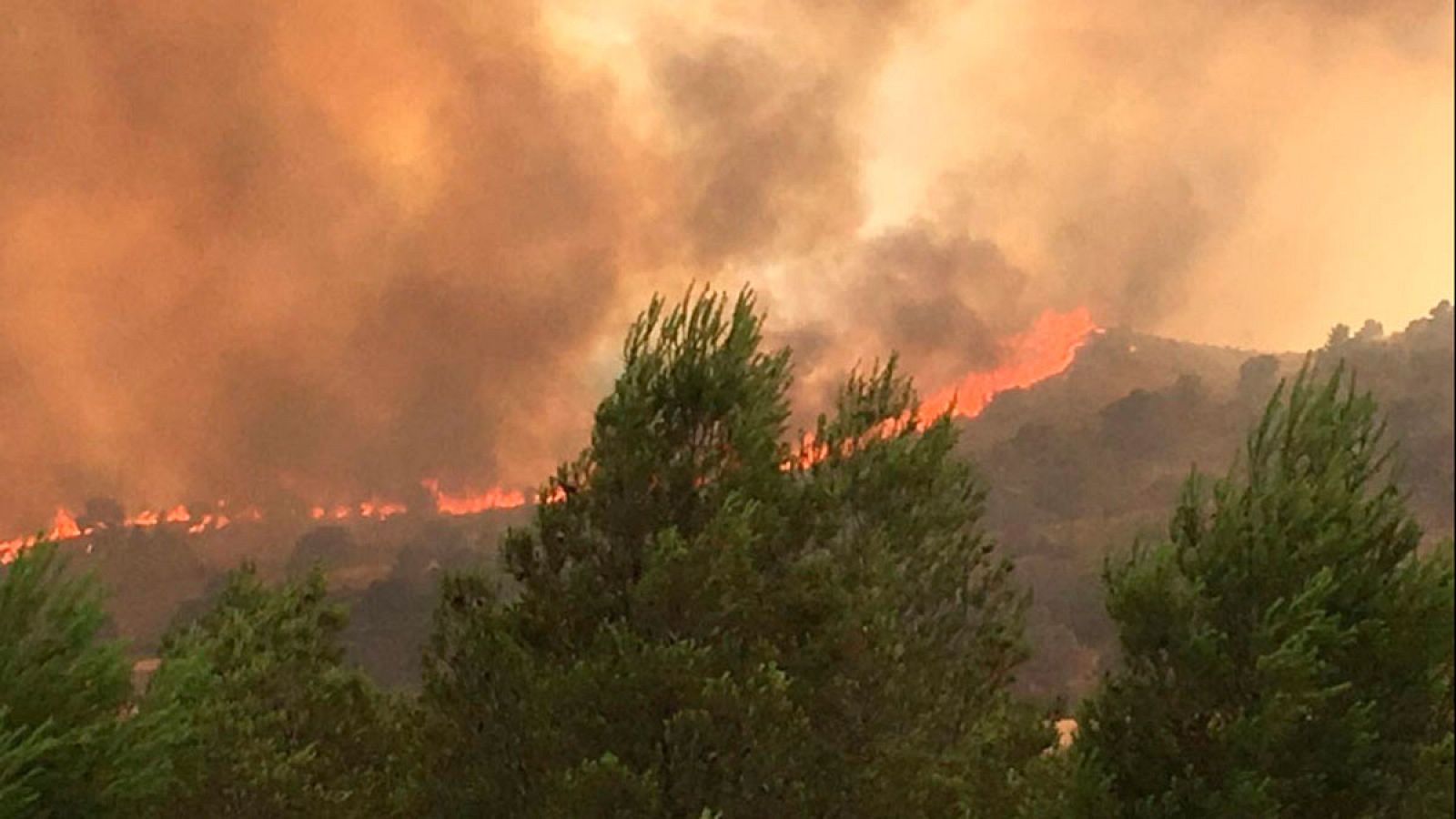 Trabajos de extinción del incendio declarado en la localidad de Liétor, en Albacete