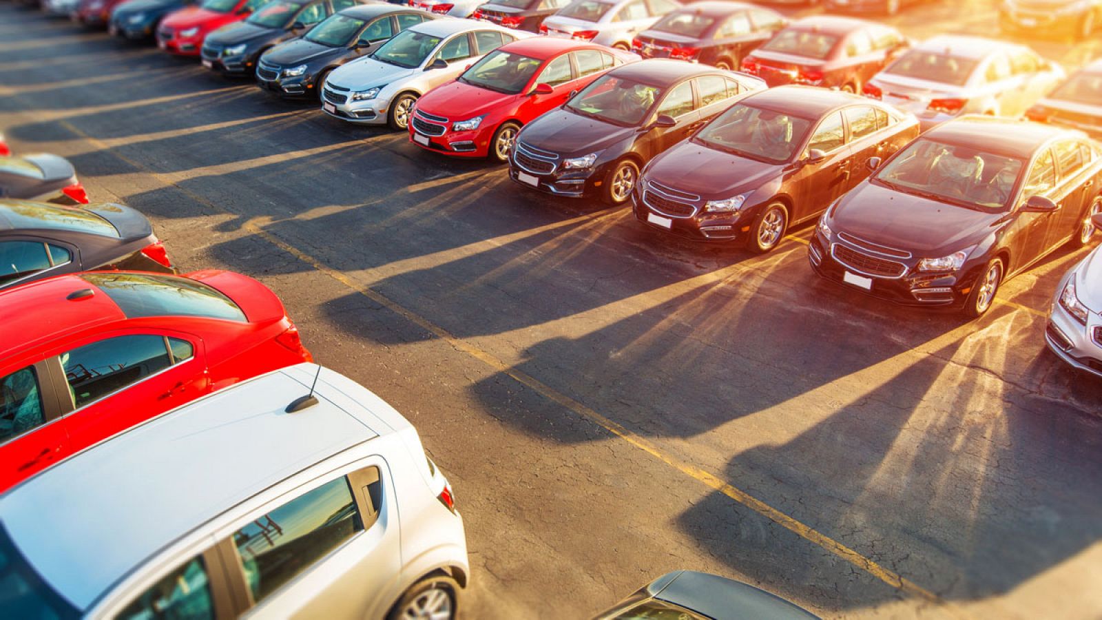 Coches en un aparcamiento