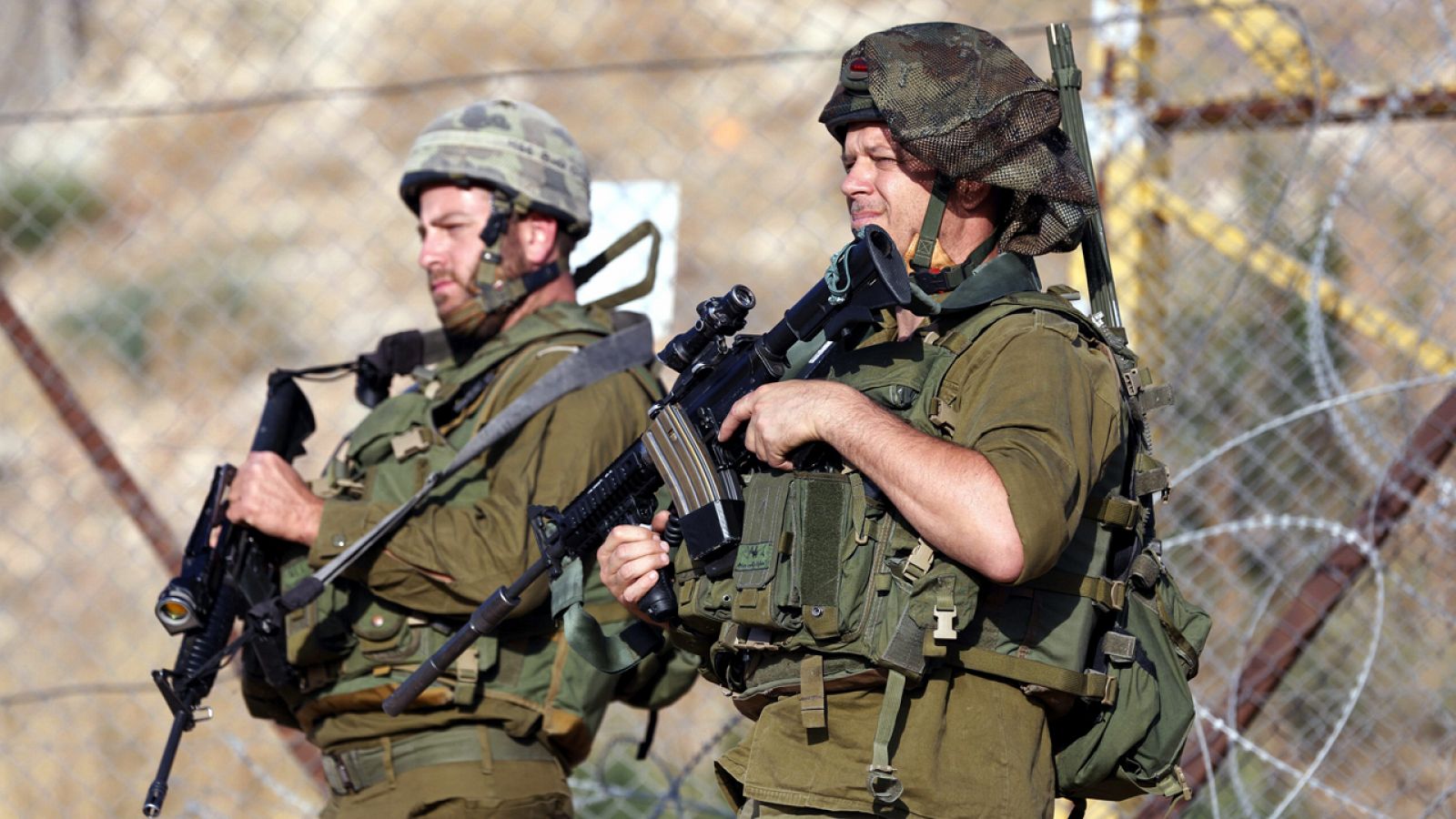 Soldados israelíes hacen guardia junto a una valla reforzada con alambres cerca de la ciudad cisjordana de Belén