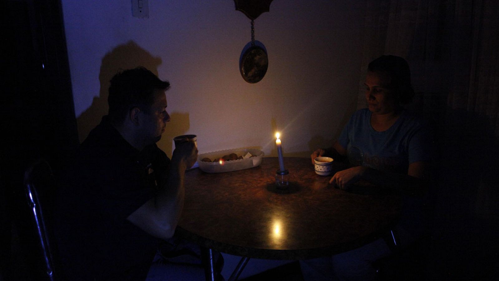 Una pareja toma café durante un corte de luz el pasado 25 de abril en San Cristobal (Venezuela).