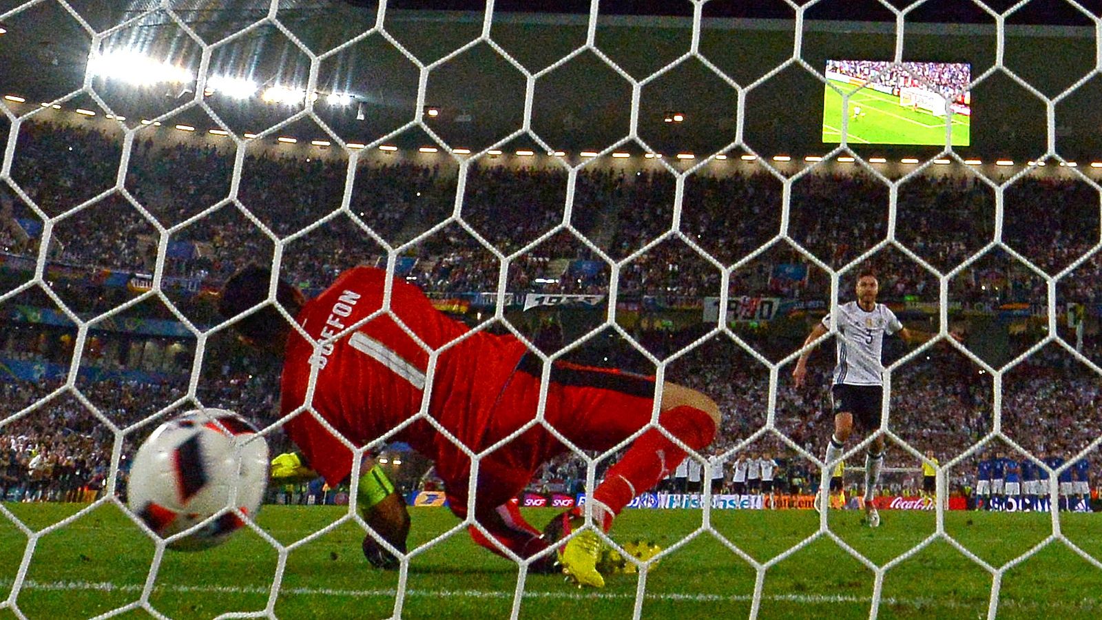 Hector anota el penalti que da el pase a Alemania a semifinales de la Eurocopa.
