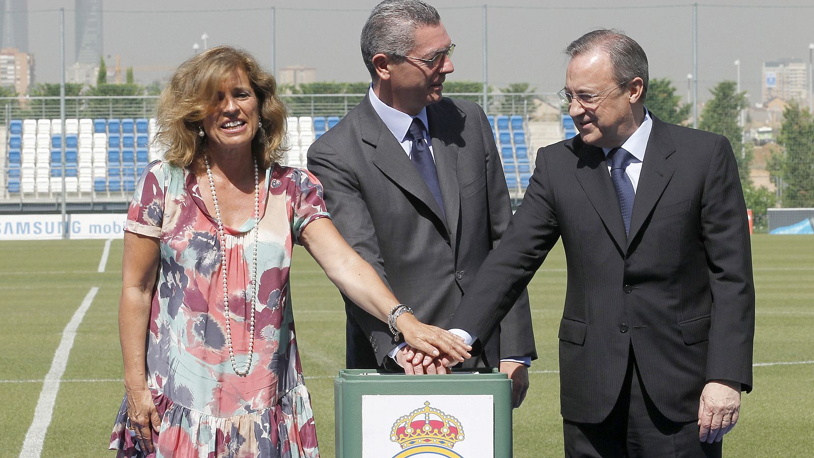 Florentino Pérez, presidente del Real Madrid, junto Alberto Ruiz Gallardón y Ana Botella, alcalde y segunda teniente alcalde de Madrid en 2011.
