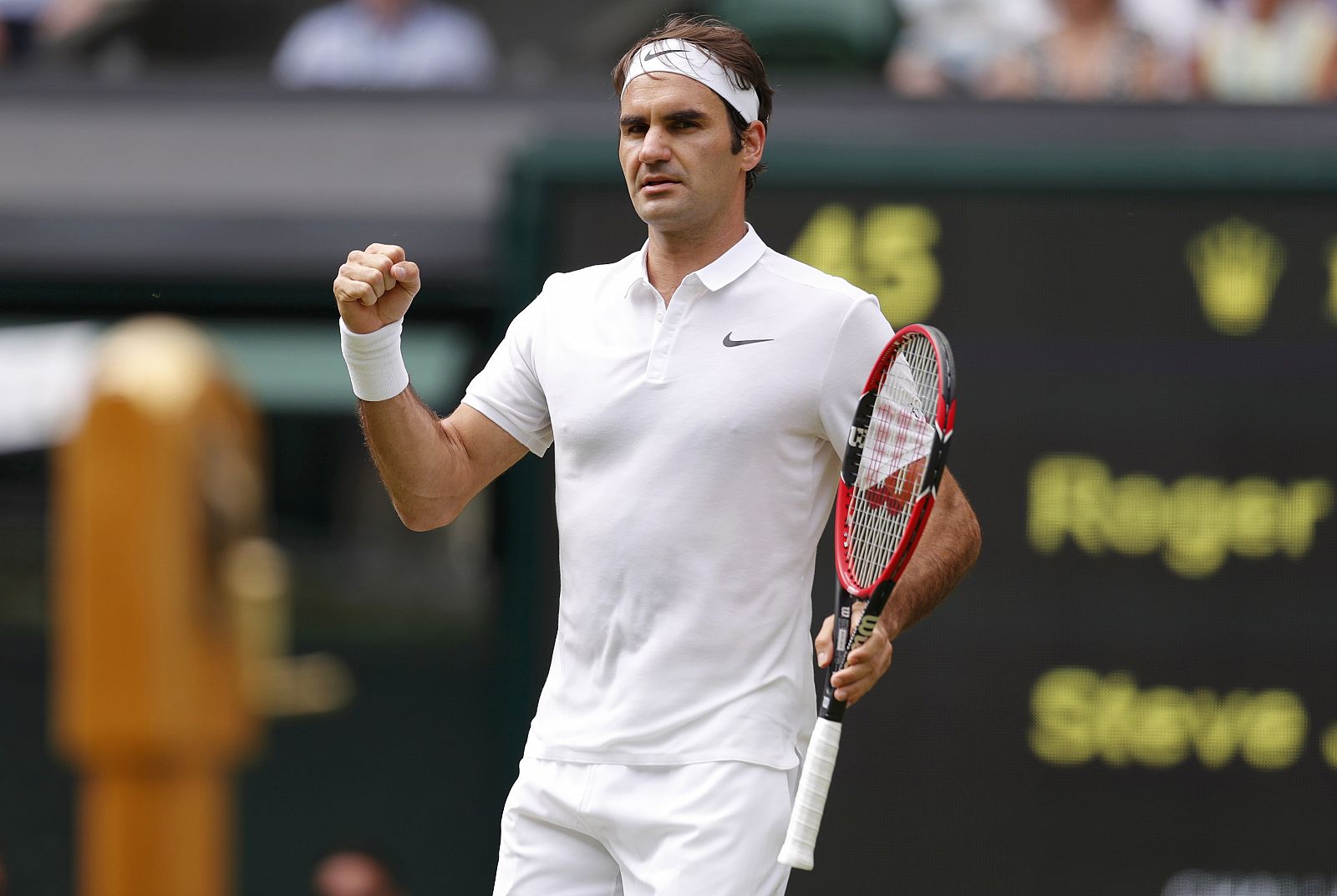 Roger Federer celebra su pase a cuartos de final de Wimbledon.