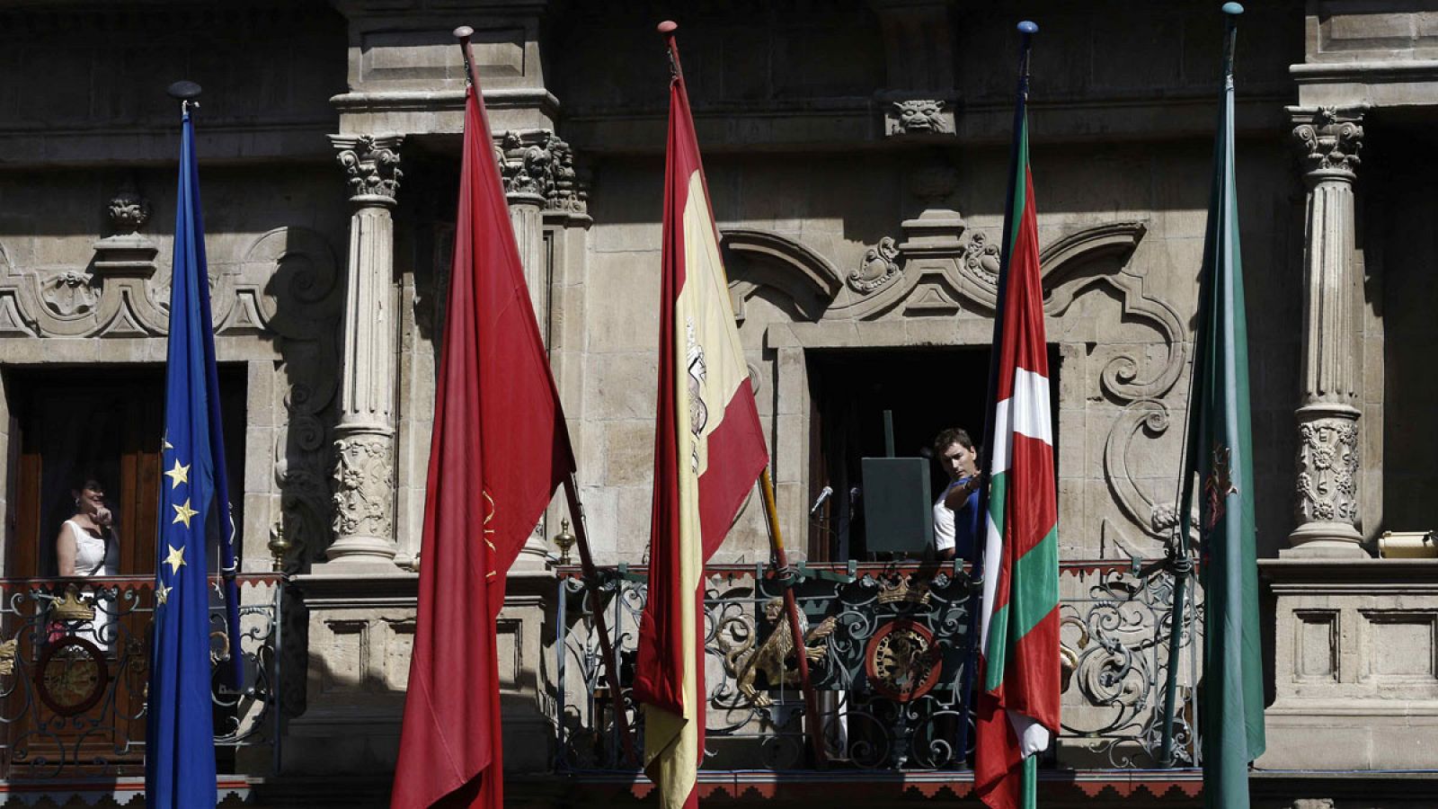Colocación de la ikurriña en el balcón del Ayuntamiento de Pamplona antes del inicio de San Fermín 2015