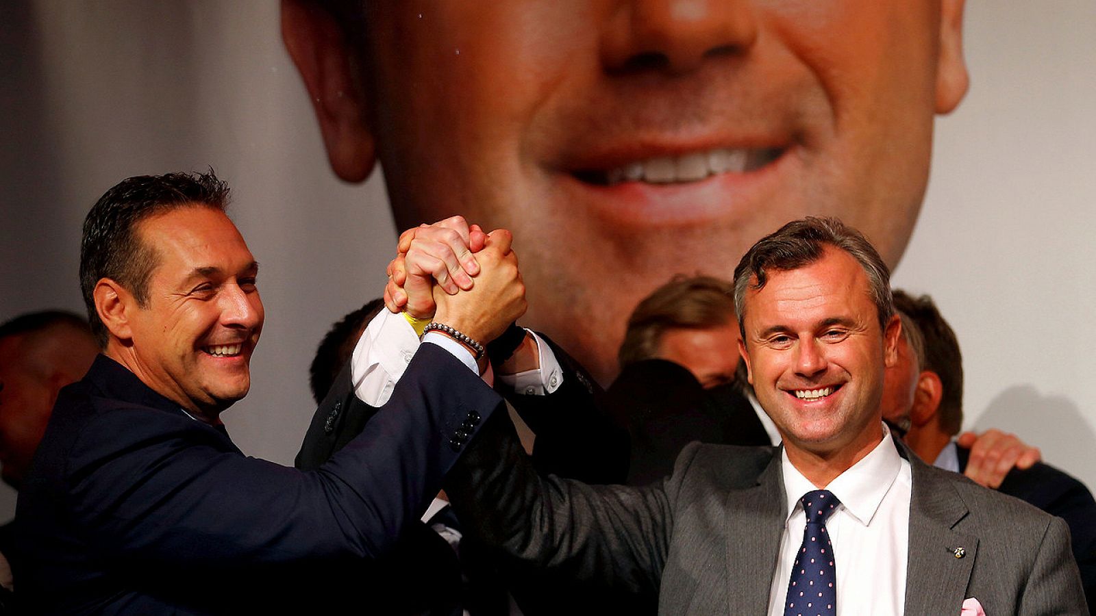 Norbert Hofer (derecha), candidato a la presidencia por el partido de extrema derecha austríaco Partido de la Libertad (FPOe), y el líder de dicho partido, Heinz-Christian Strache, celebran el resultado inicial de las elecciones. REUTERS/Heinz-Peter