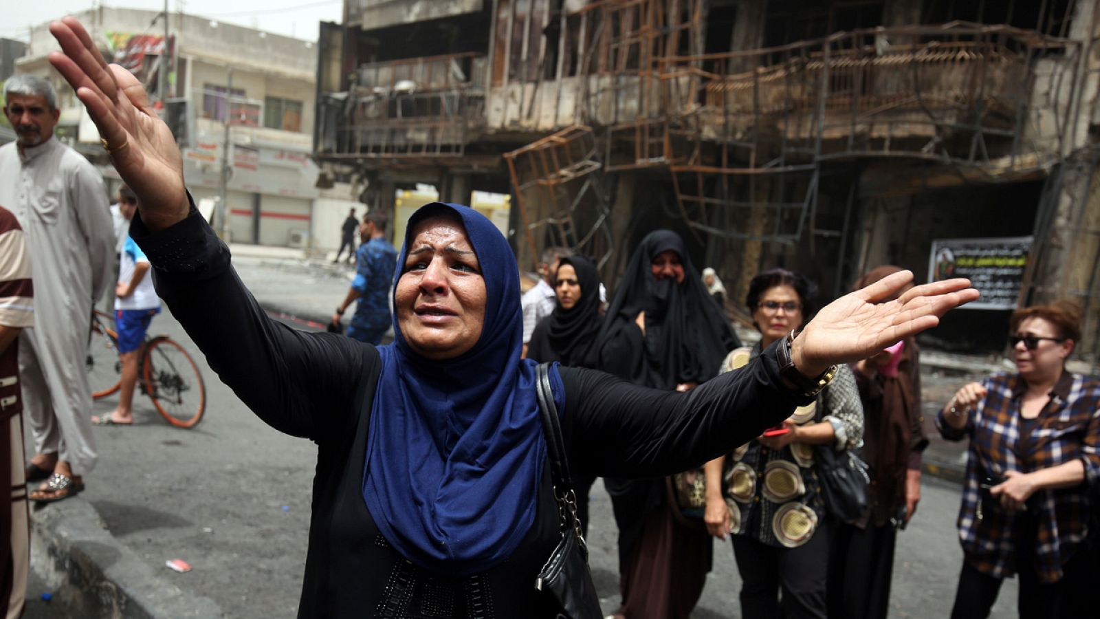 Una mujer iraquí se lamenta tras el atentado del domingo en BAgdad que dejó más de 200 muertos
