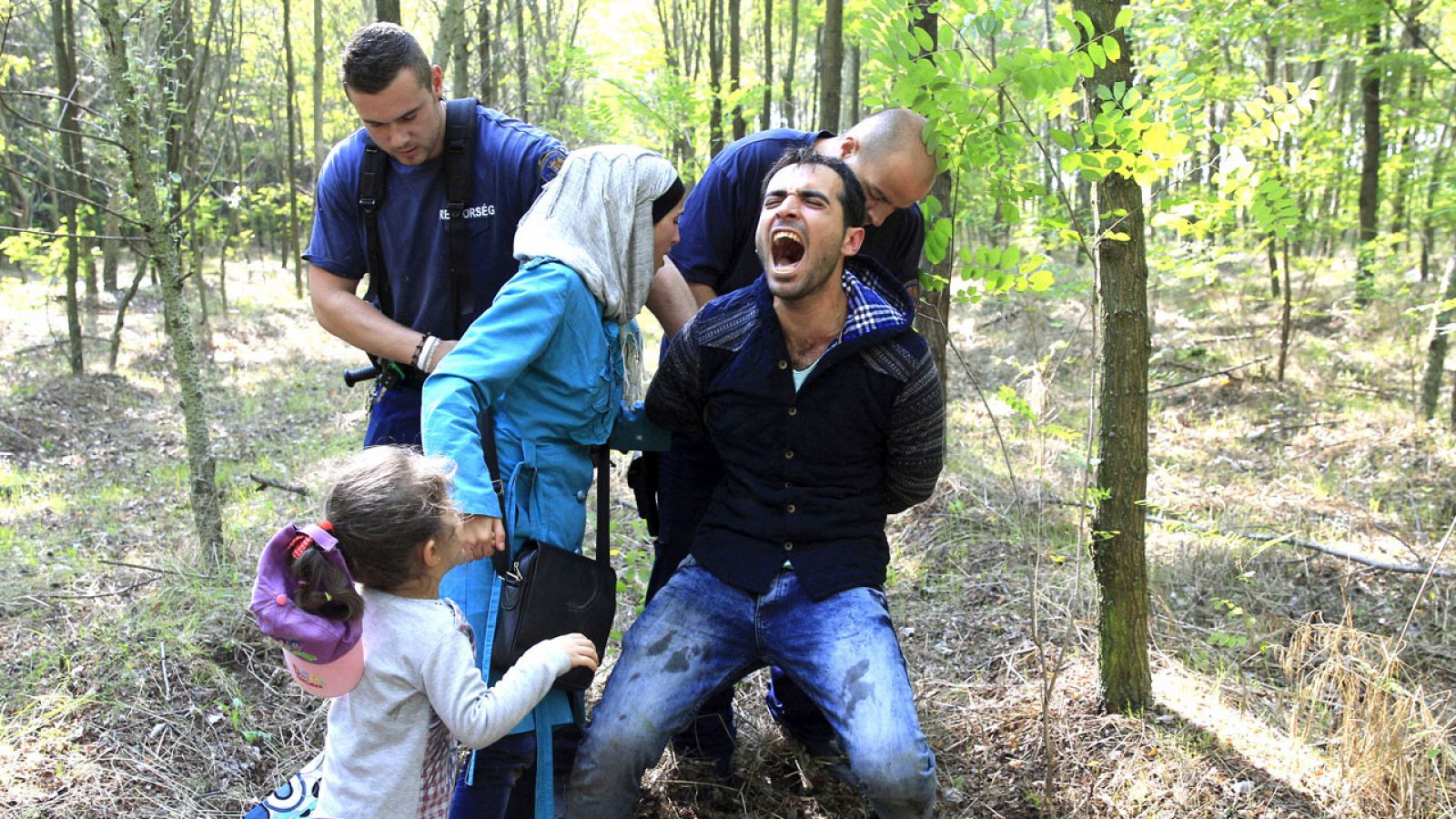 La policía húngara detiene a una familia de refugiados sirios en la frontera con Serbia