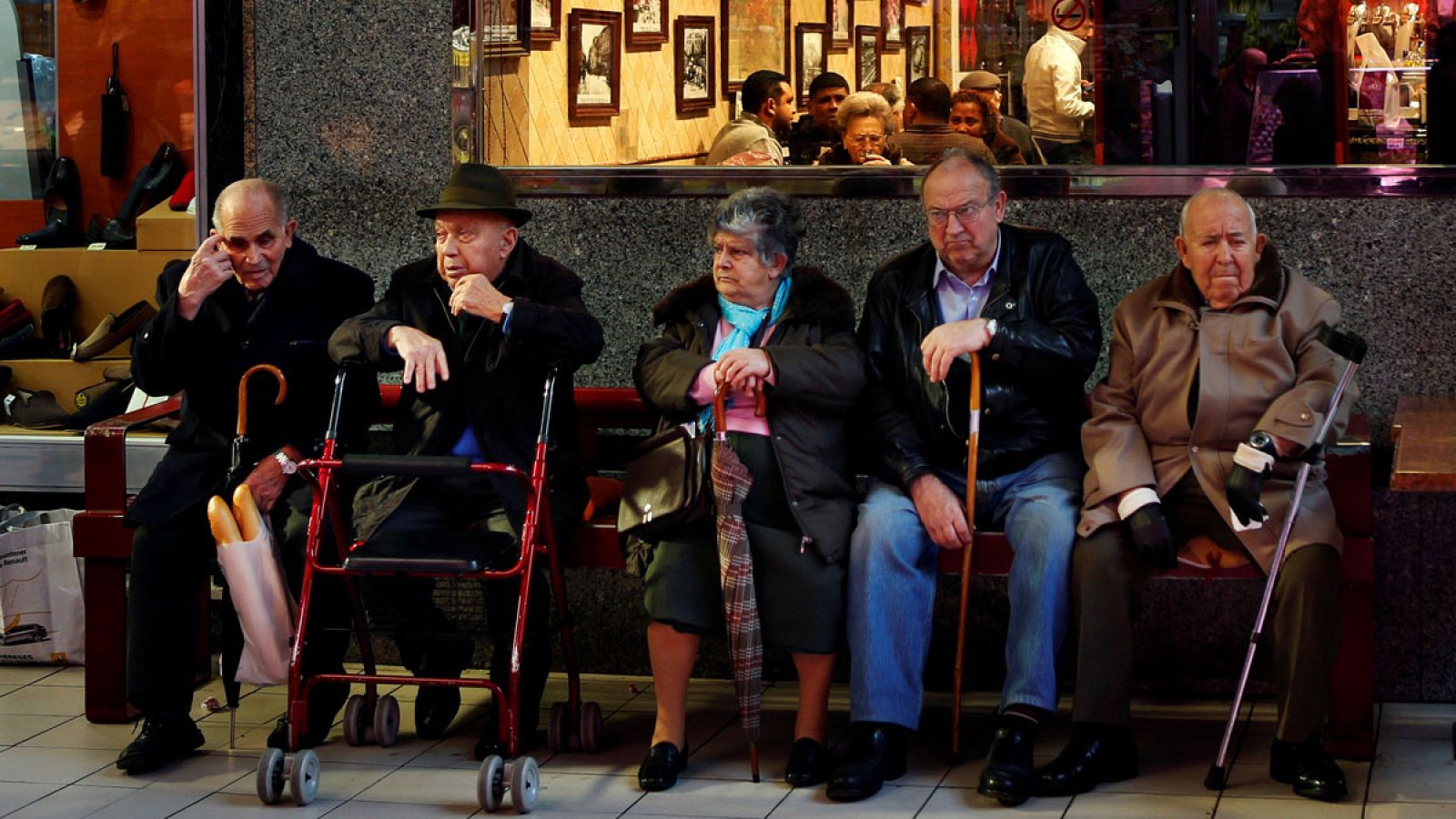 Un grupo de jubilados sentados en un banco