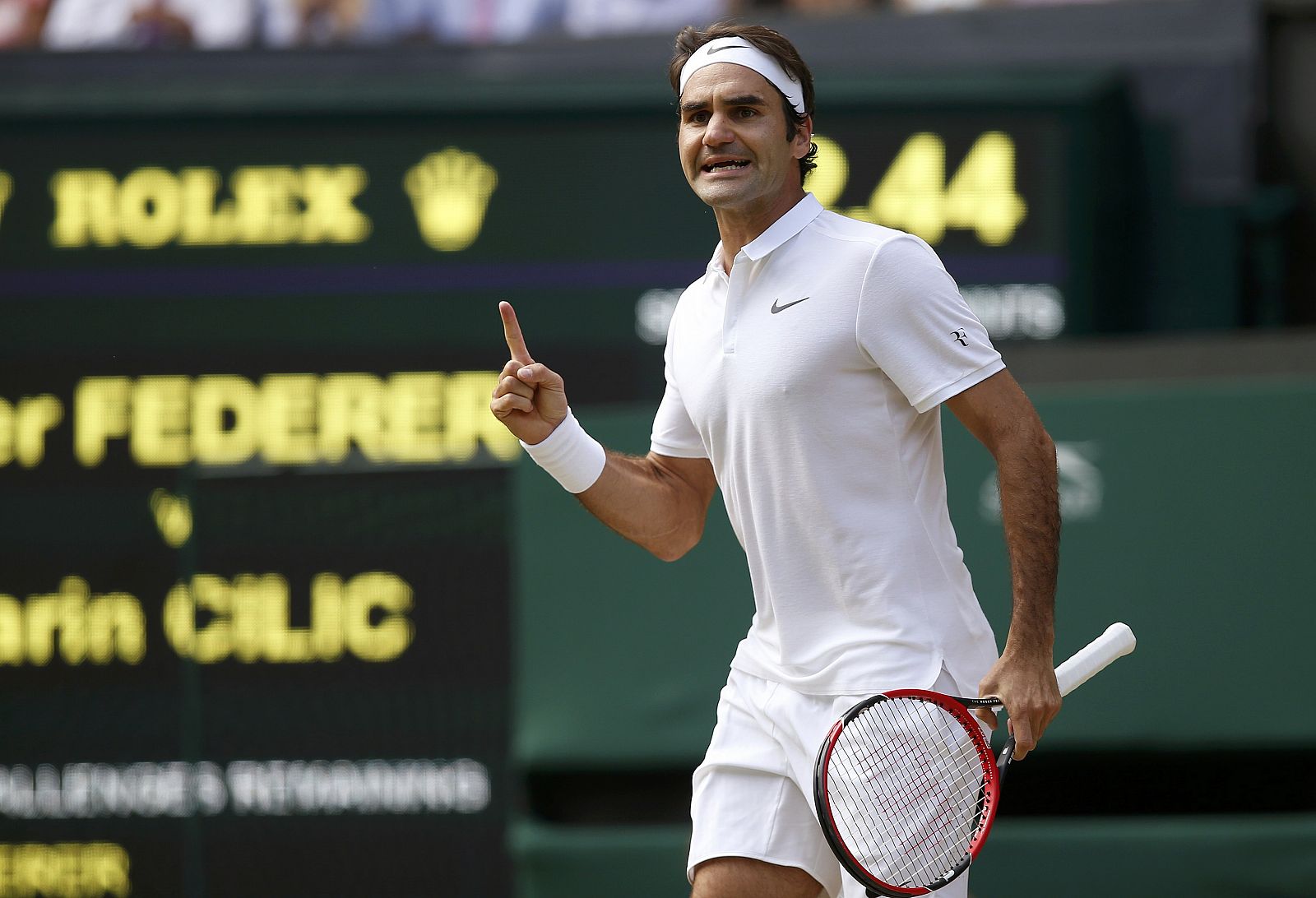 Federer celebra su trabajada victoria ante Cilic en cuartos de final de Wimbledon.