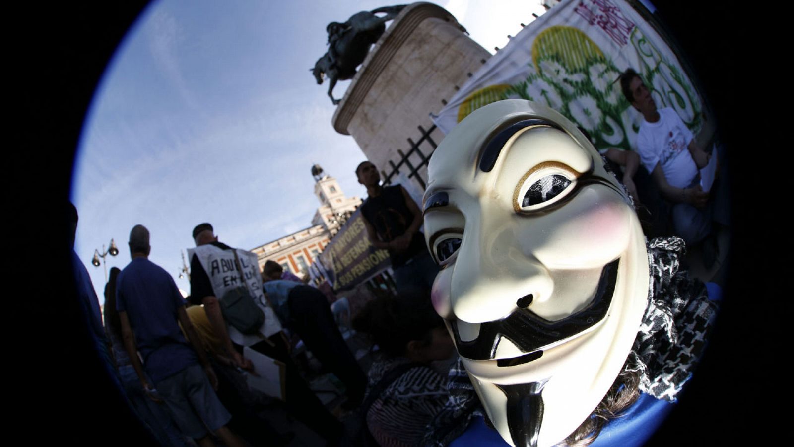 La máscara usada por el grupo Anonymous en la Puerta del Sol de Madrid