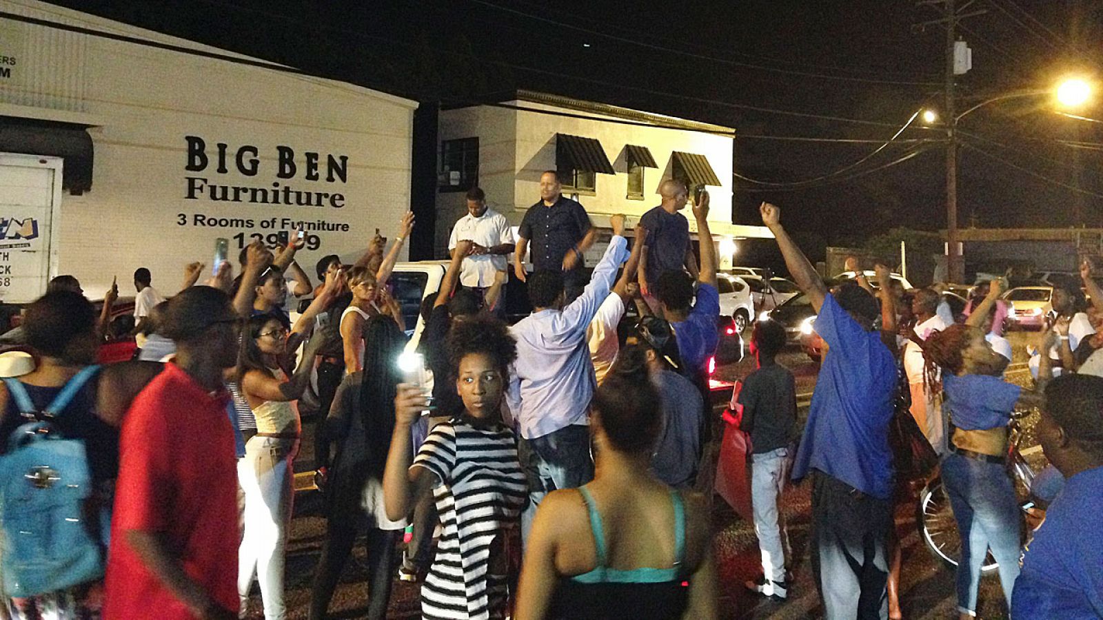 Vecinos de Baton Rouge protestas por la muerte de Alton Sterling, de 37 años, a manos de la policía.