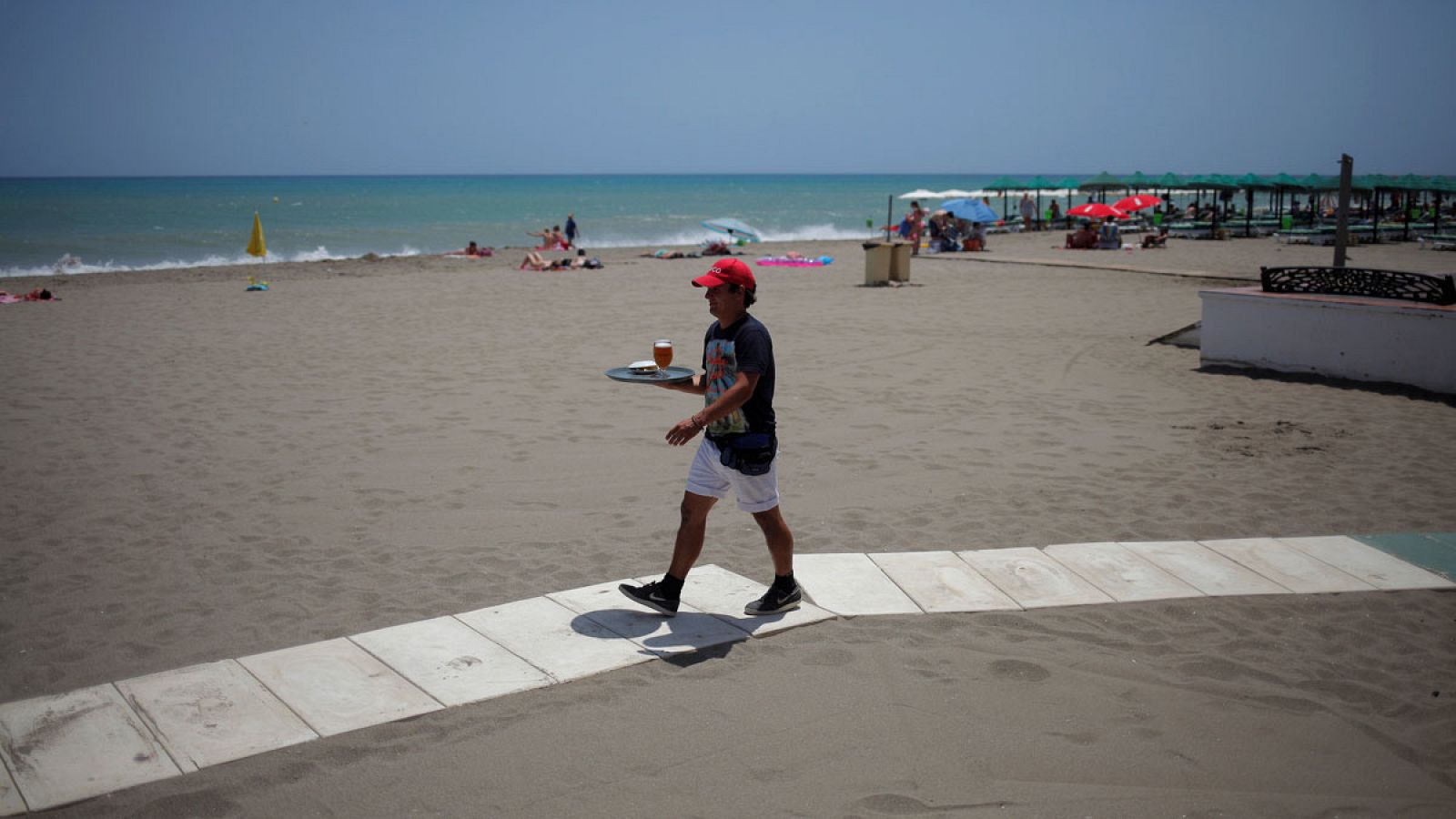 Un camarero de un chiringuito en Torremolinos