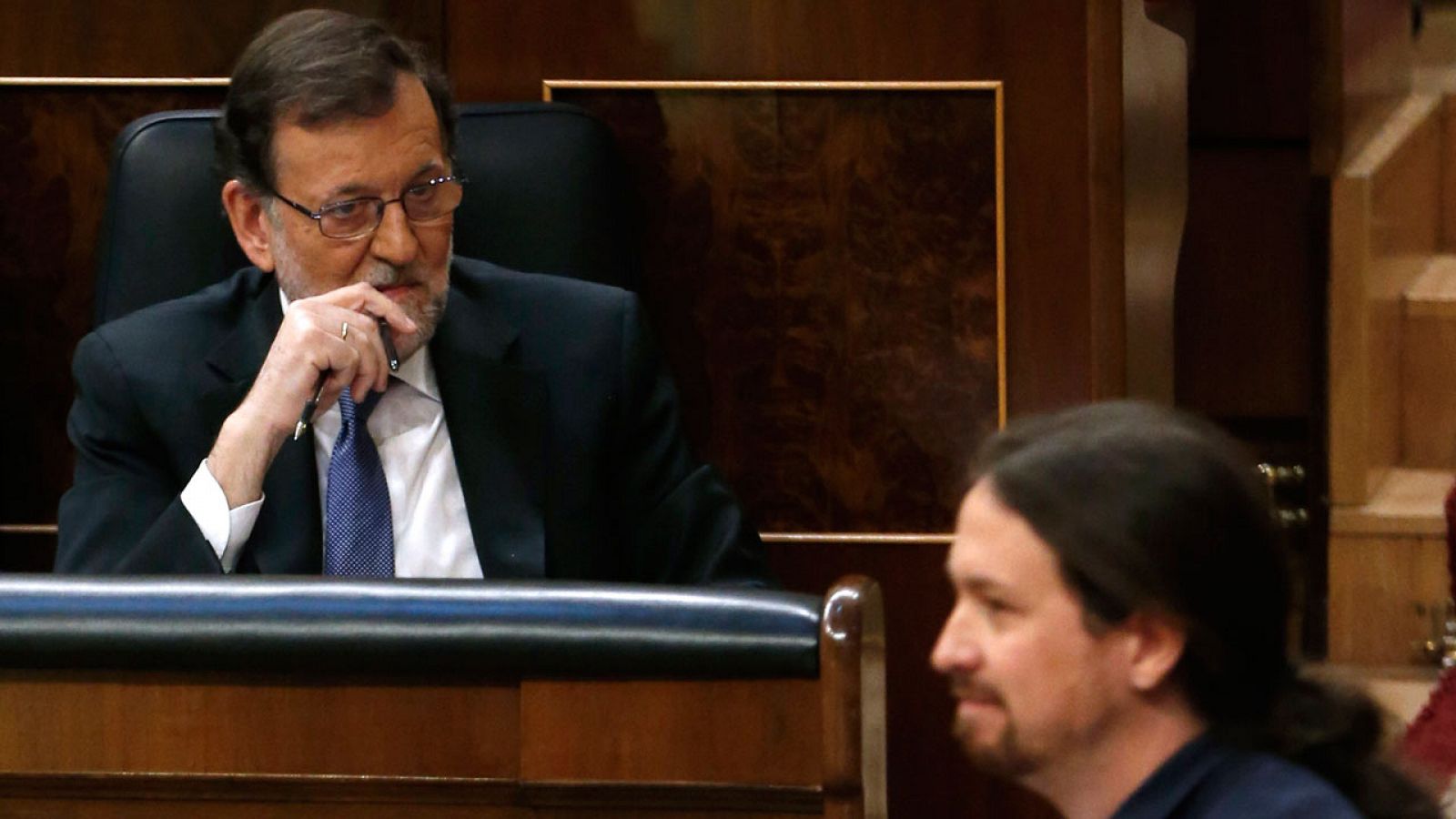 El líder de Podemos, Pablo Iglesias (d), pasa por delante de Mariano Rajoy en el Congreso