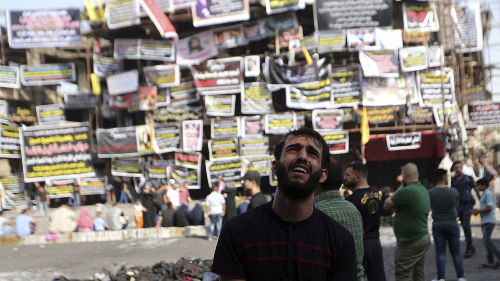 Un iraquí llora mientras visita el lugar del atentado del pasado tres de julio en Bagdad.