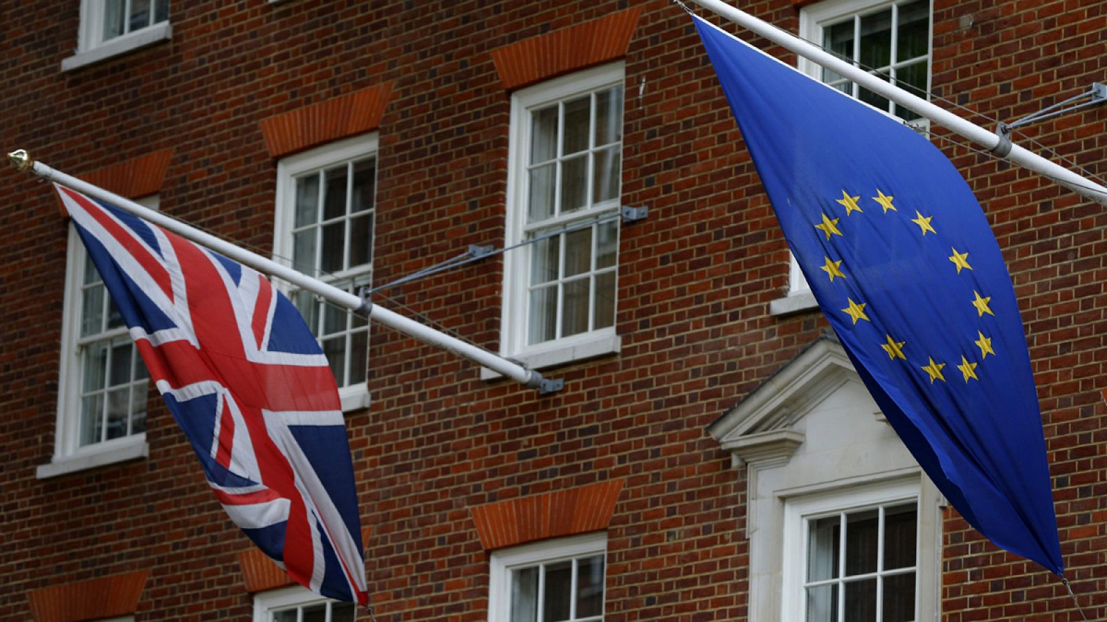 Las banderas del Reino Unido y de la Unión Europea ondean en la Casa de Europa