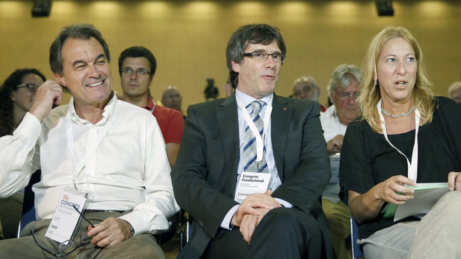 El expresidente catalán Artur Mas (i) y el actual, Carles Puigdemont (c), junto a la consellera de Presidencia y portavoz del Govern, Neus Munté (d)