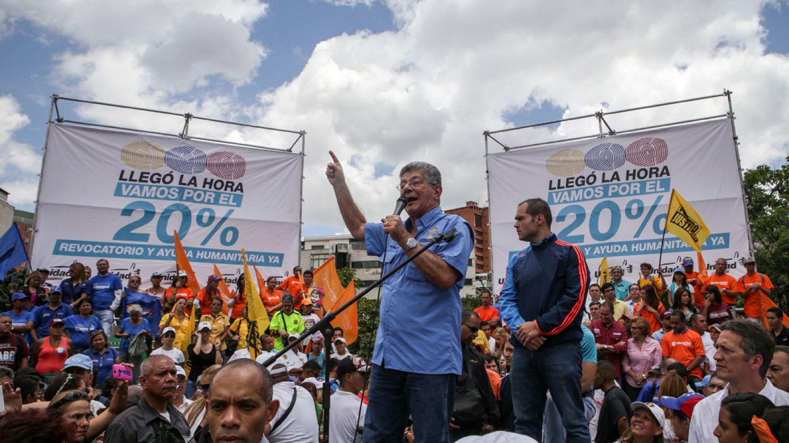 El presidente de la Asamblea Nacional de Venezuela, el opositor Henry Ramos Allup (c), pronuncia un discurso durante una manifestación en Caracas.