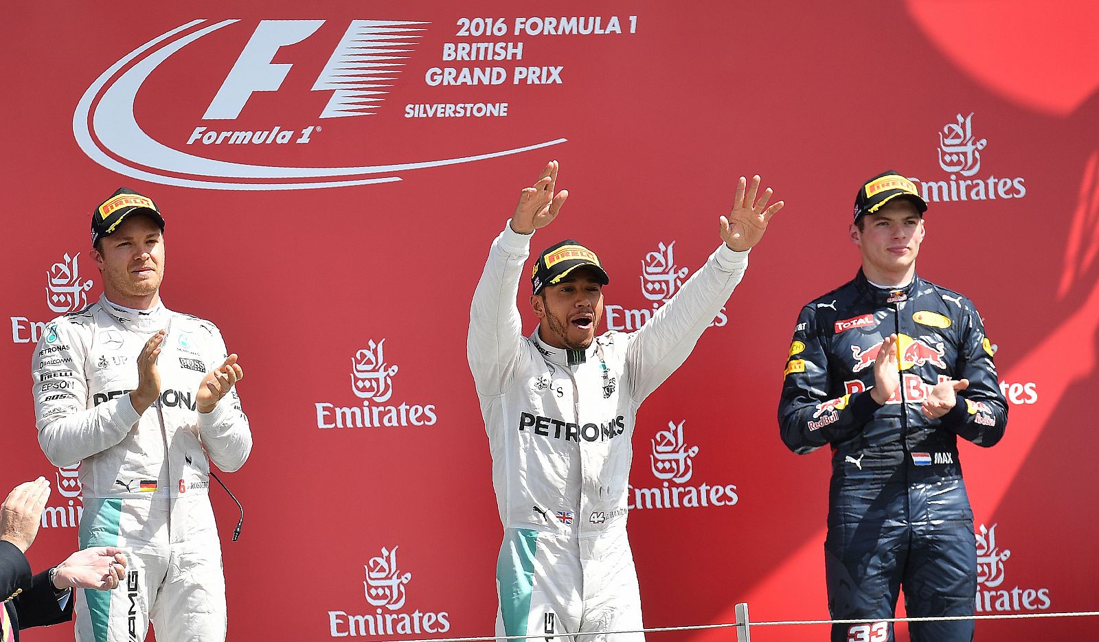 Lewis Hamilton celebra la victoria del GP de Gran Bretaña en el podio.