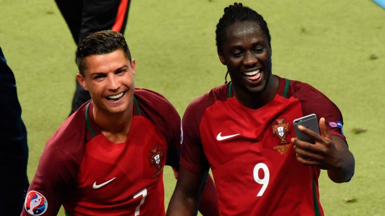 Cristiano Ronaldo junto al goleador de la final, Eder