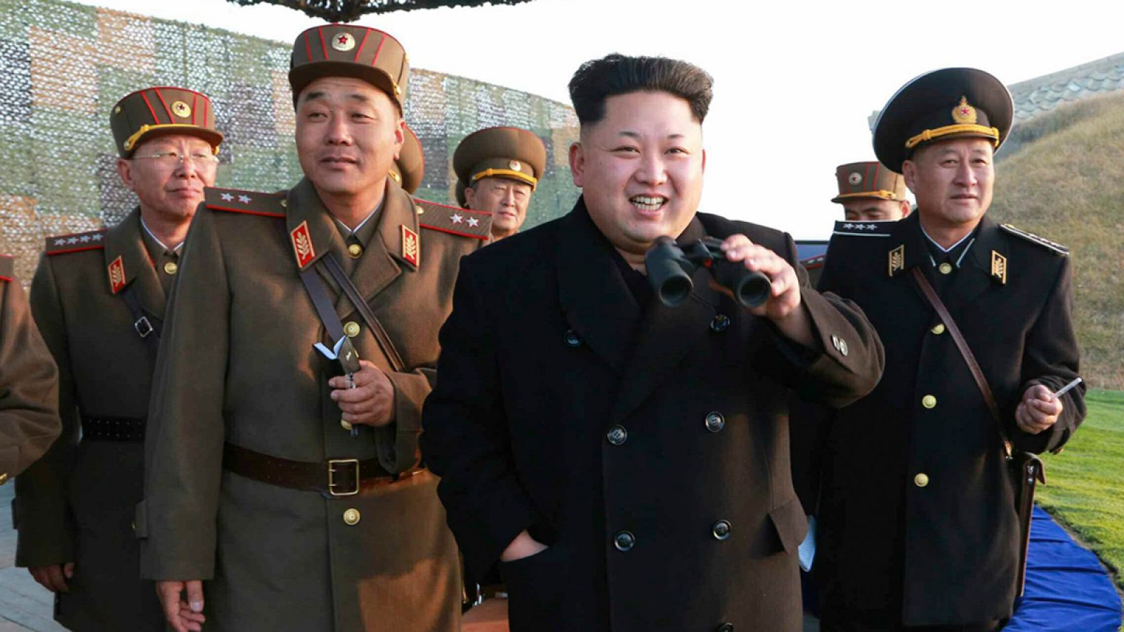 Fotografía de archivo sin fechar del líder norcoreano Kim Jong-un junto a varios mandos militares.