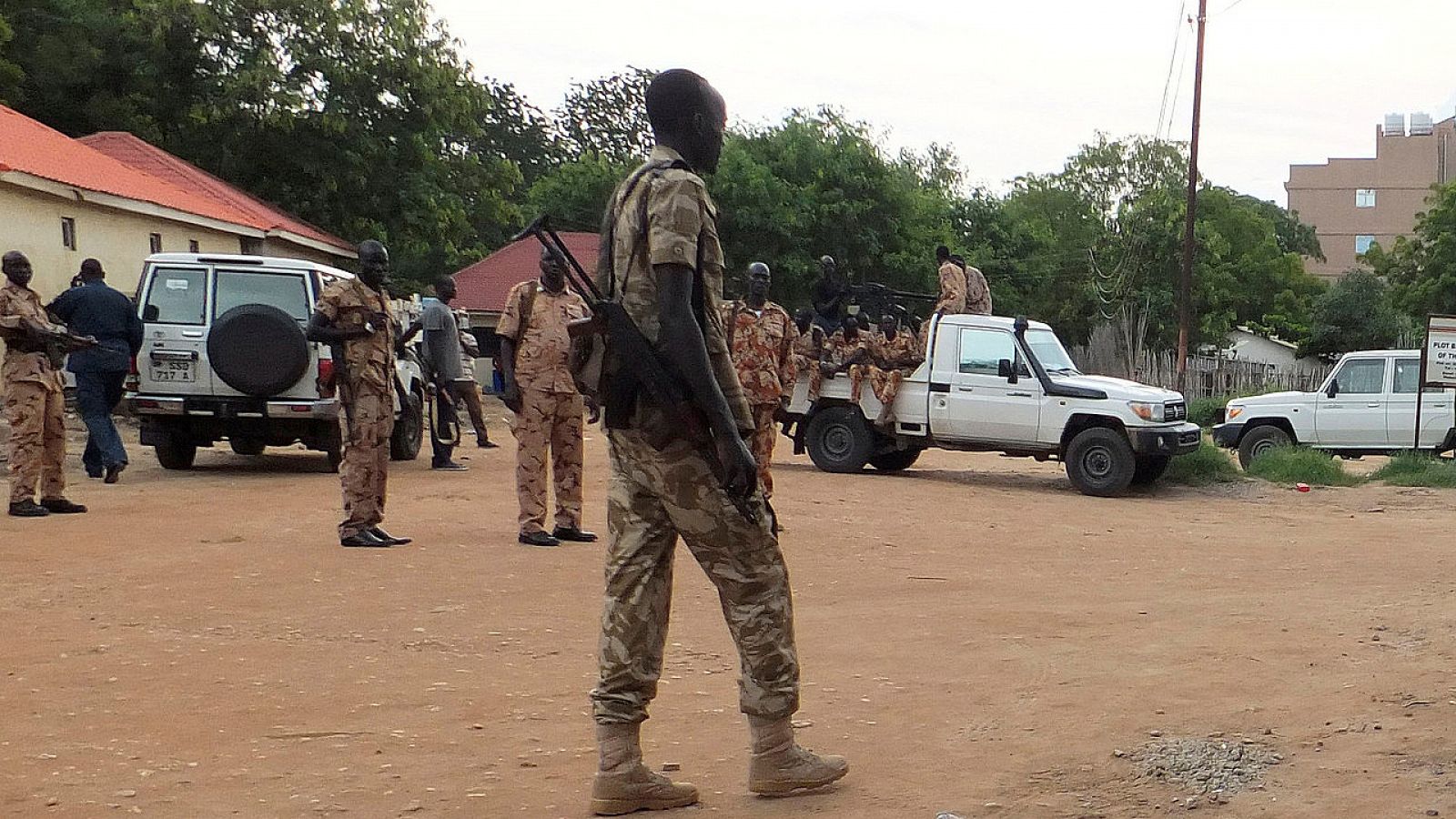 Policías y soldados de Sudán del Sur en la capital, Juba, el 10 de julio de 2016. REUTERS