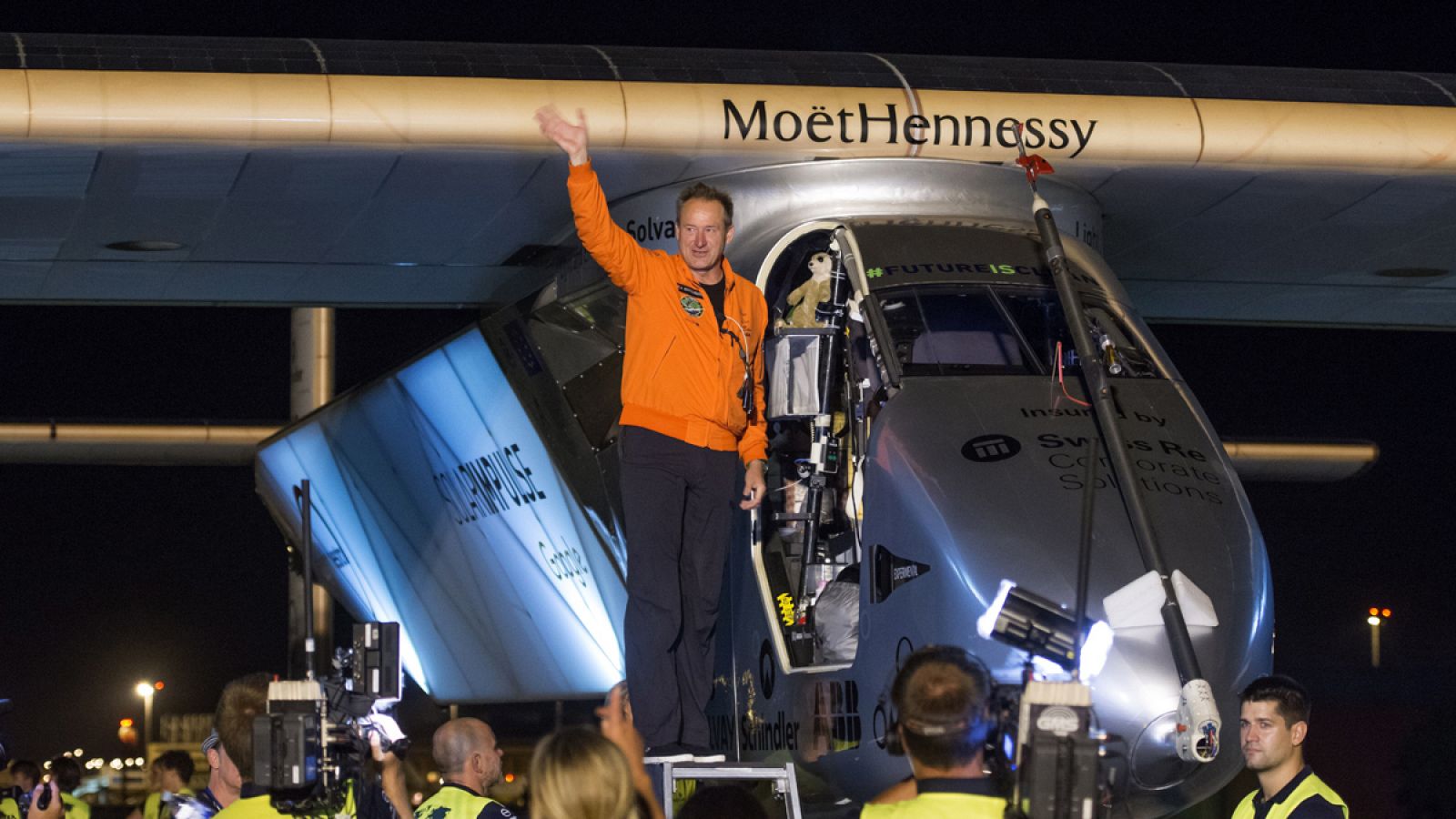 André Borschberg, el piloto del Solar Impulse II, antes de despegar del aeropuerto de Sevilla con destino a El Cairo.