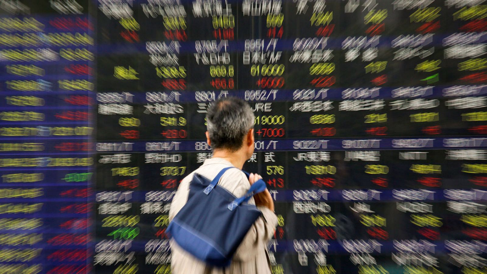 Un japonés observa las cotizaciones de la Bolsa de Tokio