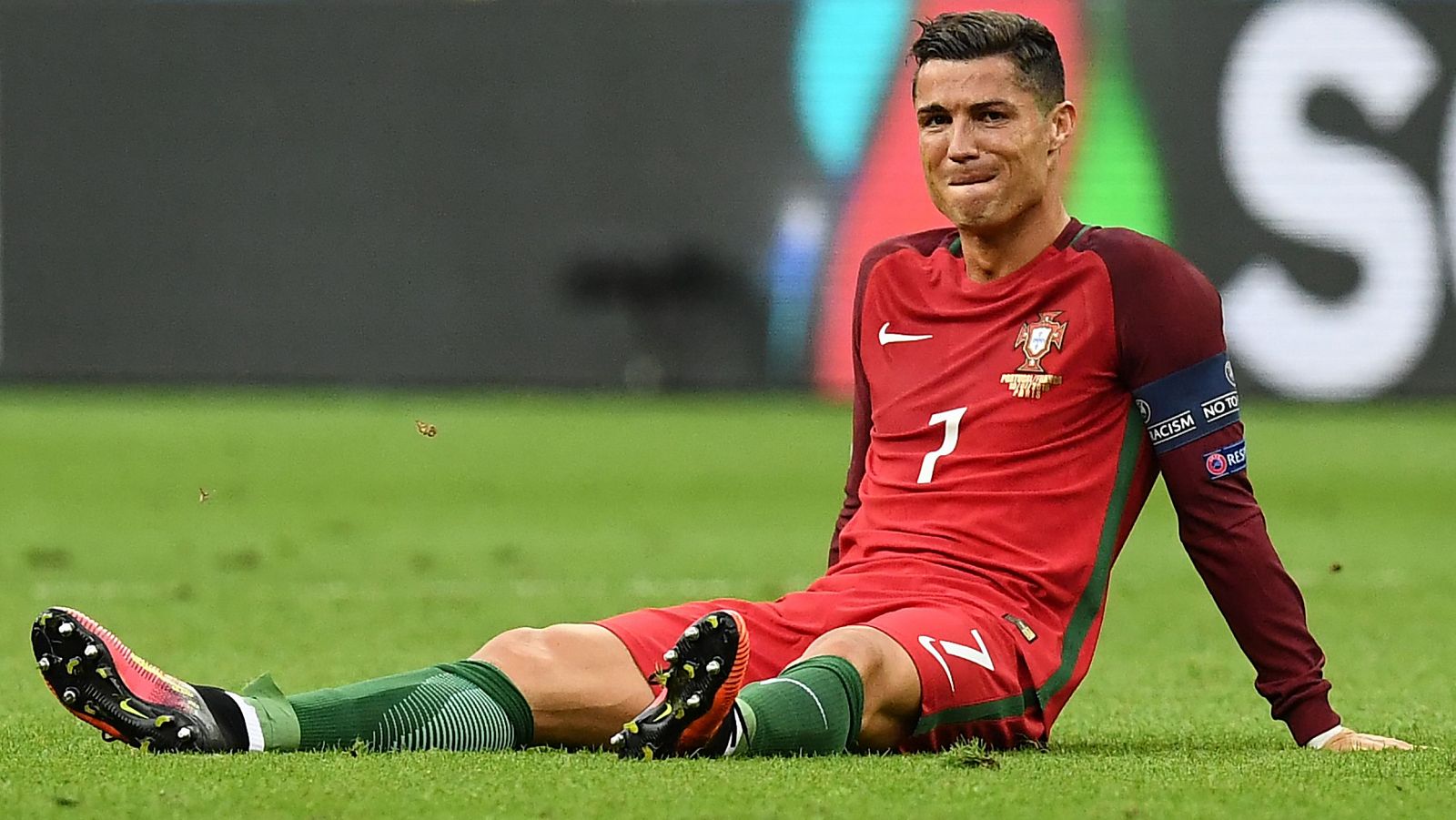 Cristiano Ronaldo podría perderse la Supercopa de Europa por la lesión sufrida en la final de la Eurocopa. Según adelanta el diario 'A Bola' el portugués tiene un esguince de grado I del ligamento interno de su rodilla izquierda.