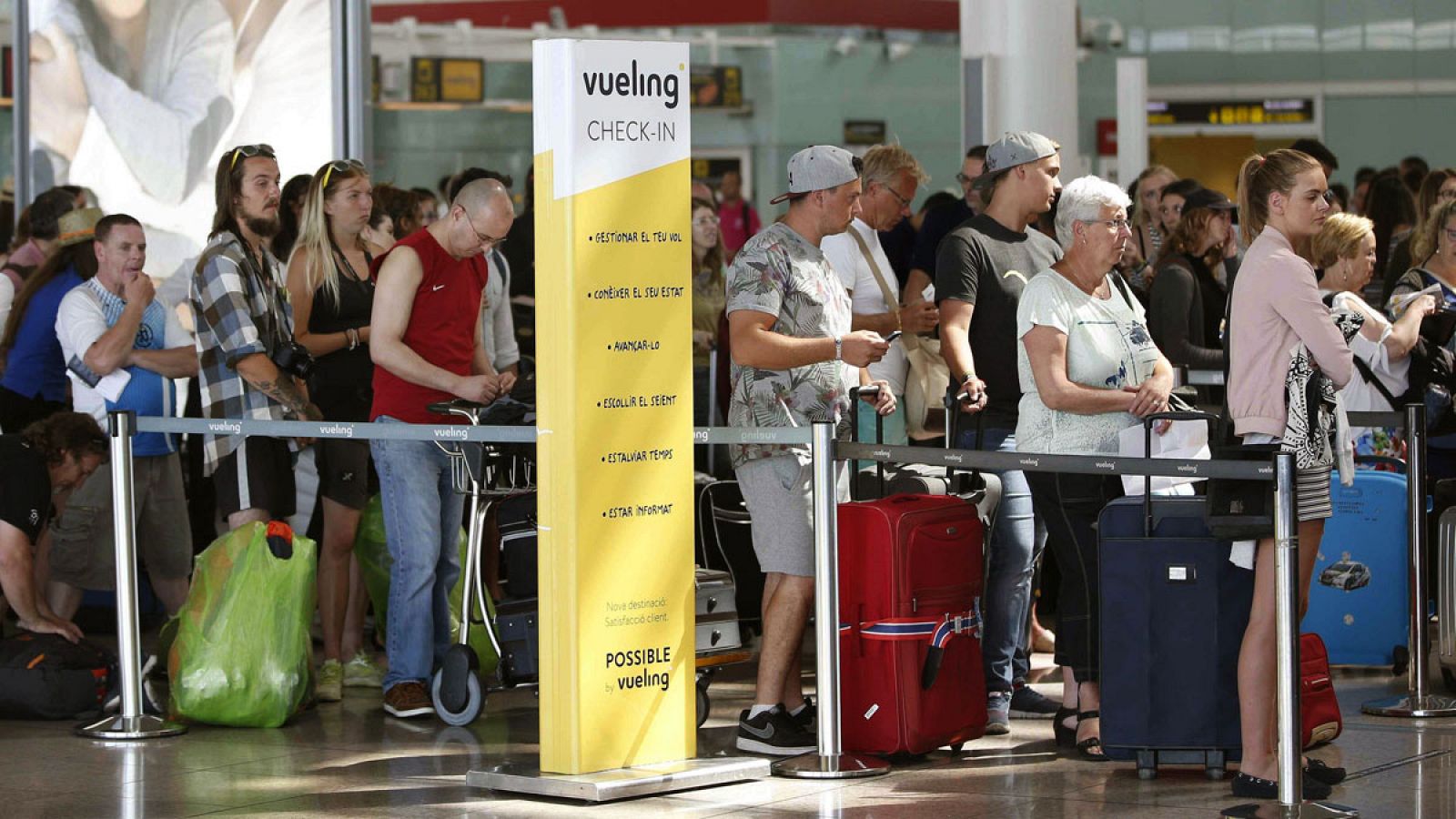 Cola de facturación de Vueling en El Prat