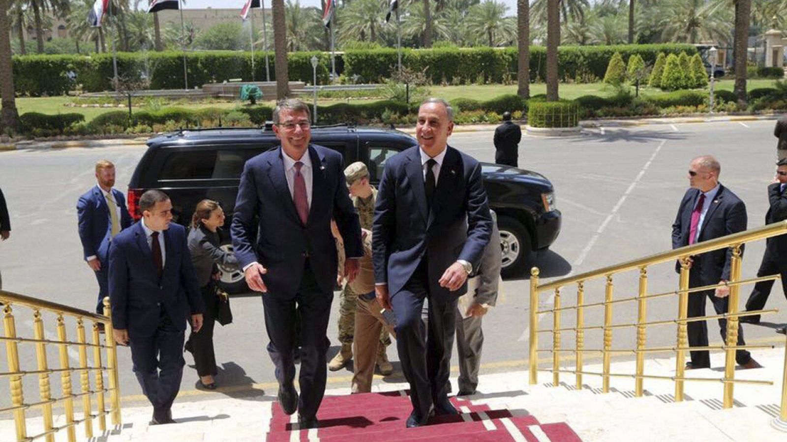 El ministro de Defensa iraquí, Khalid al-Obaidi, dando la bienvenida a Ashton Carter, su homólogo estadounidense, en la sede del Ministerio de Defensa de Bagdad.