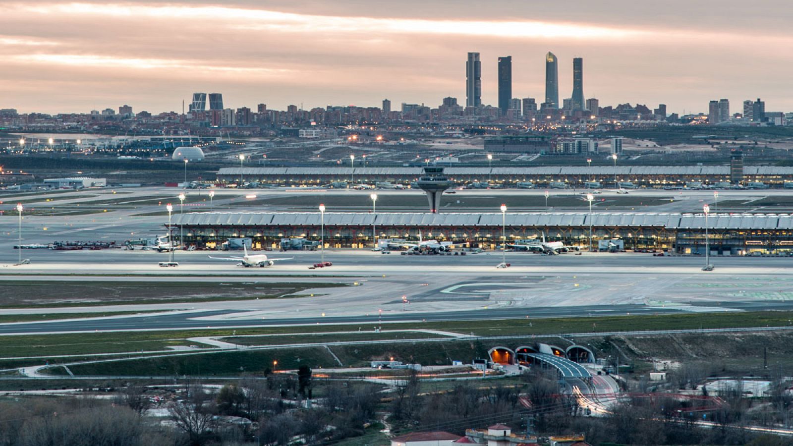 Vista del aeropuerto de Madrid-Barajas al atardecer